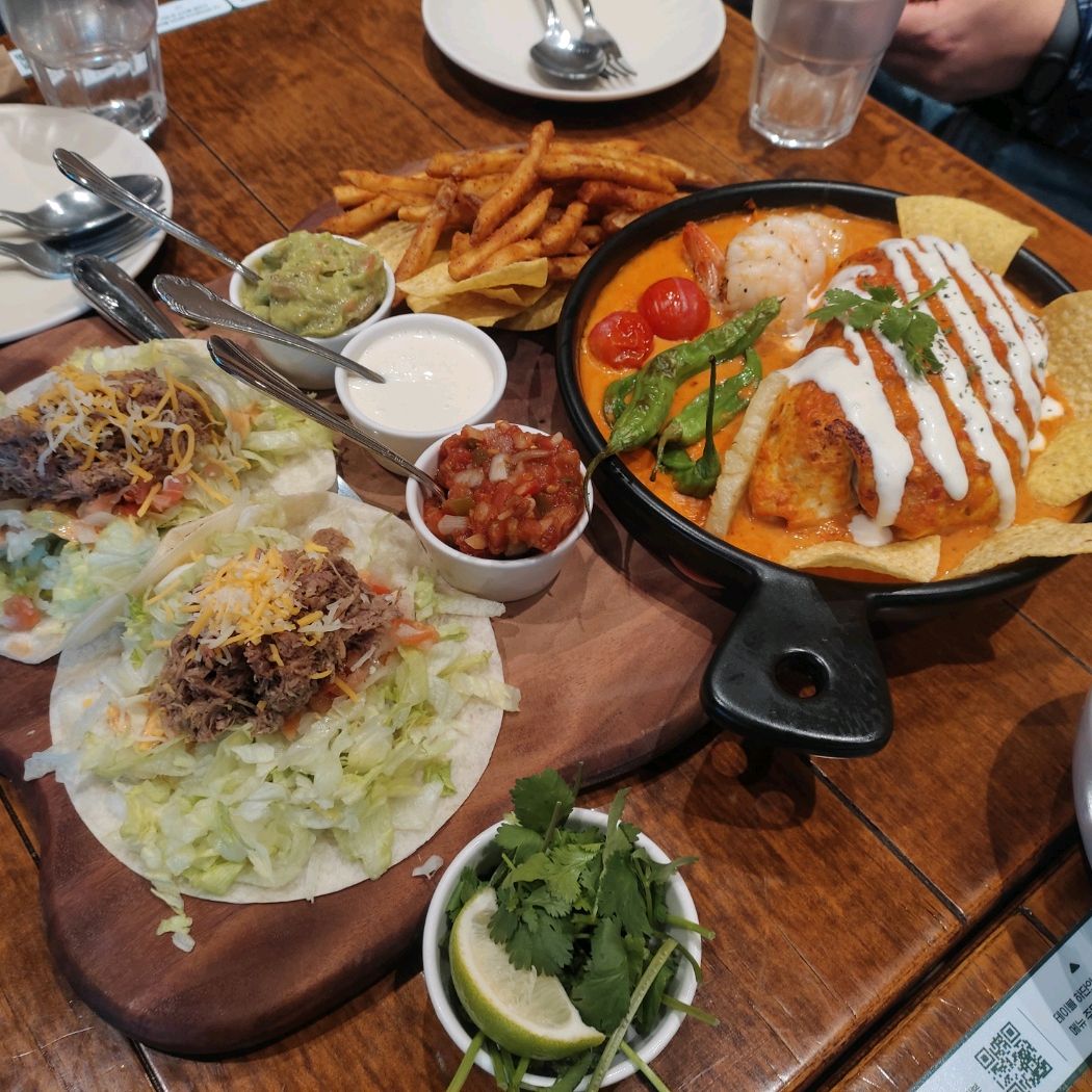 골고루 메뉴 구성 되어있어서 가족 다 함께 맛있게 먹었습니다. 화이타와 타코 모두 부모님도