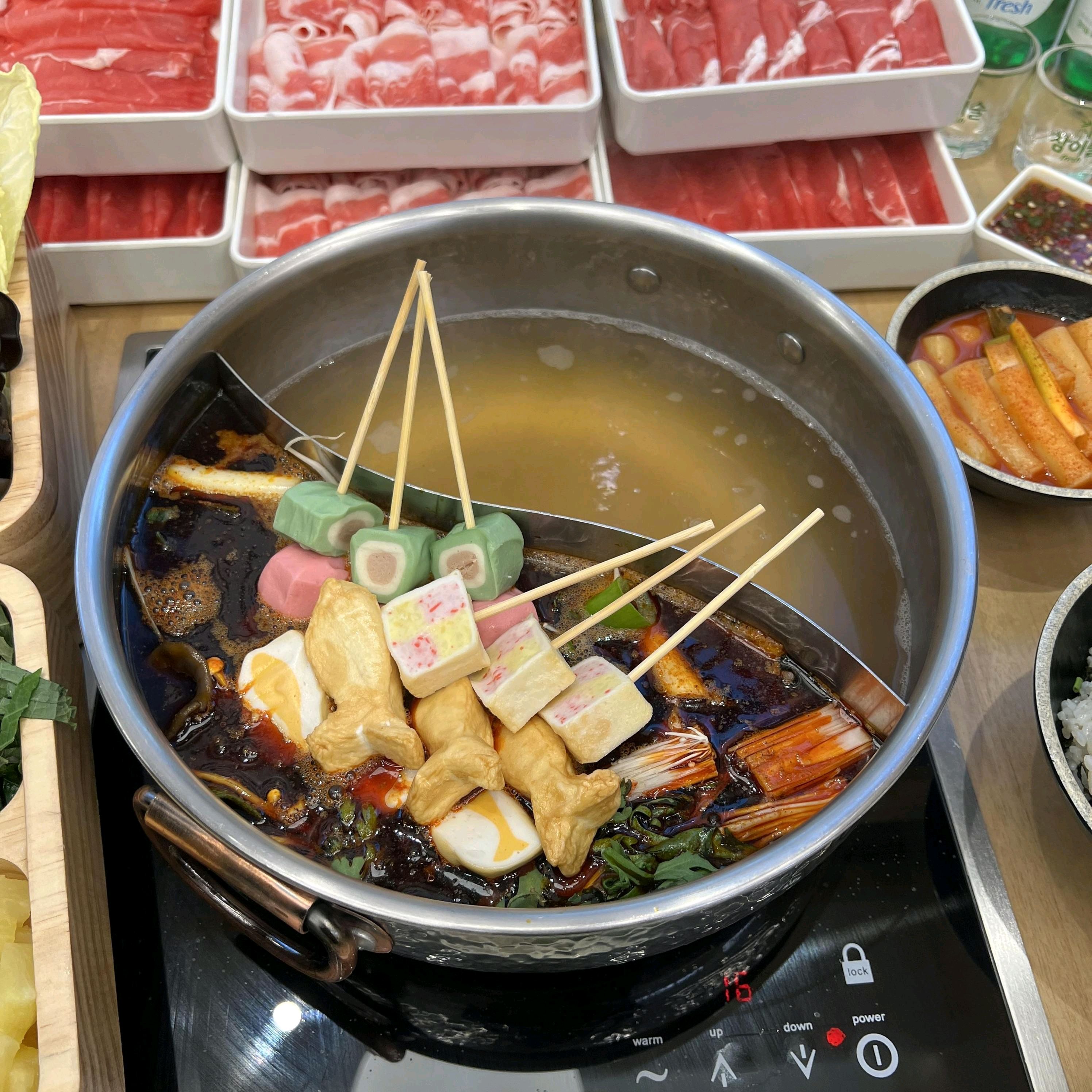 친구랑 오랜만에 방문했는데 한우 샤브샤브가 정말 깔끔하고 맛있었어요 샐러드바 구성도 다양해