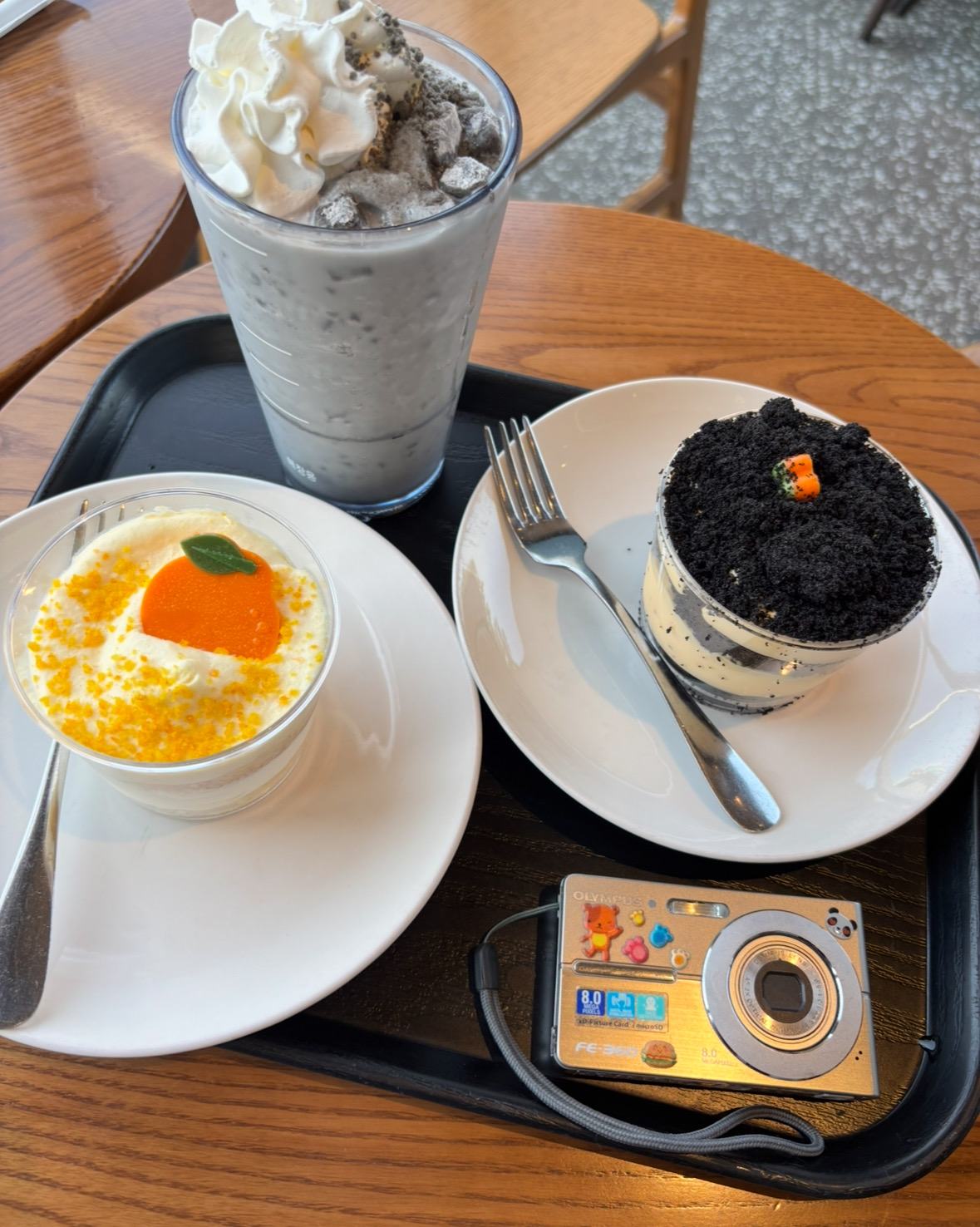 항상 제주오면 여기서만 먹을 수 있는 메뉴들로 시키는데 케이크가 너무 맛있어요! - 제주 맛집 스타벅스 제주중문점
