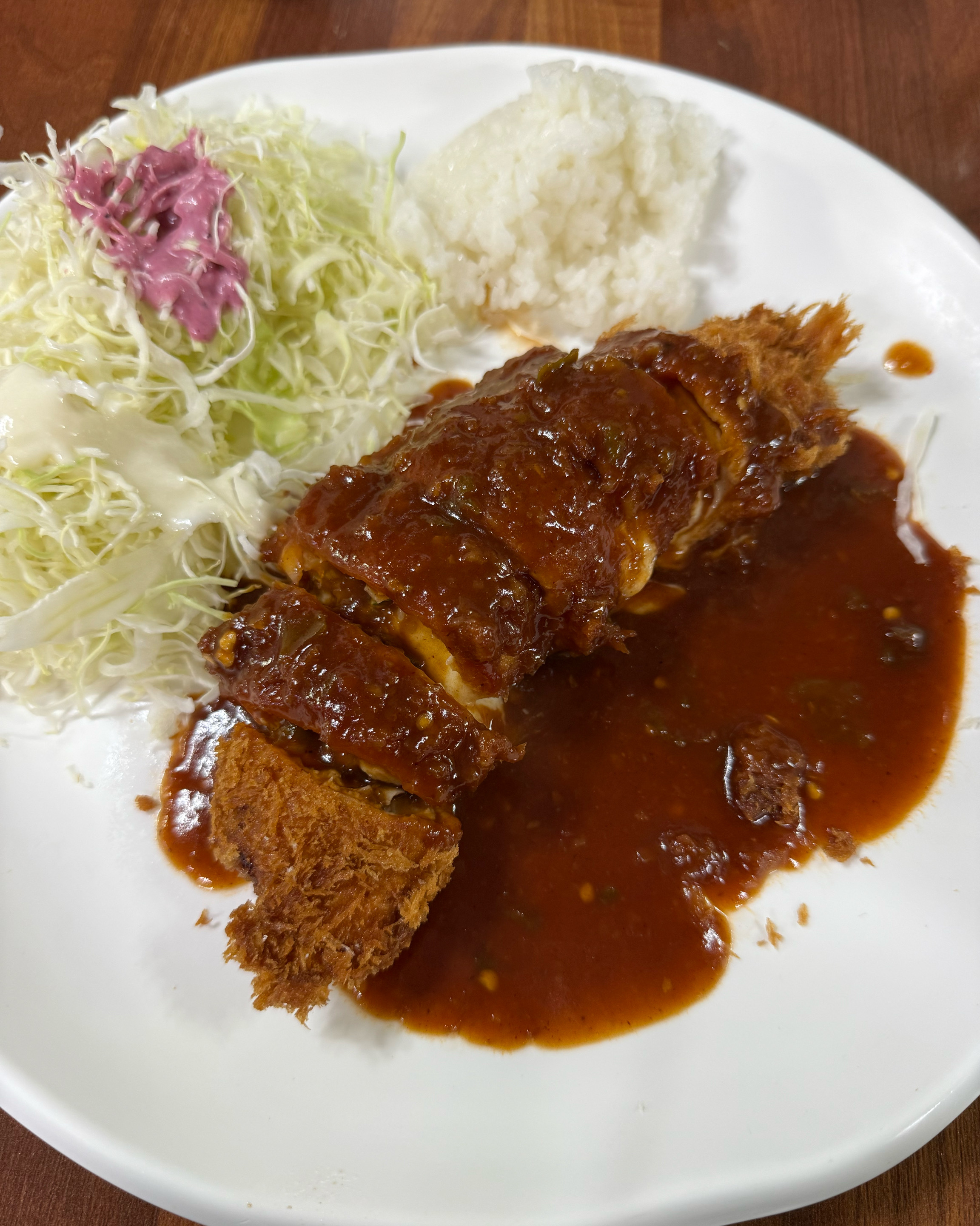 치즈돈까스 양 적어요, 돈까스 다 먹어갈때 막국수 나왔습니다. 제 막국수 서빙되어 오는동안