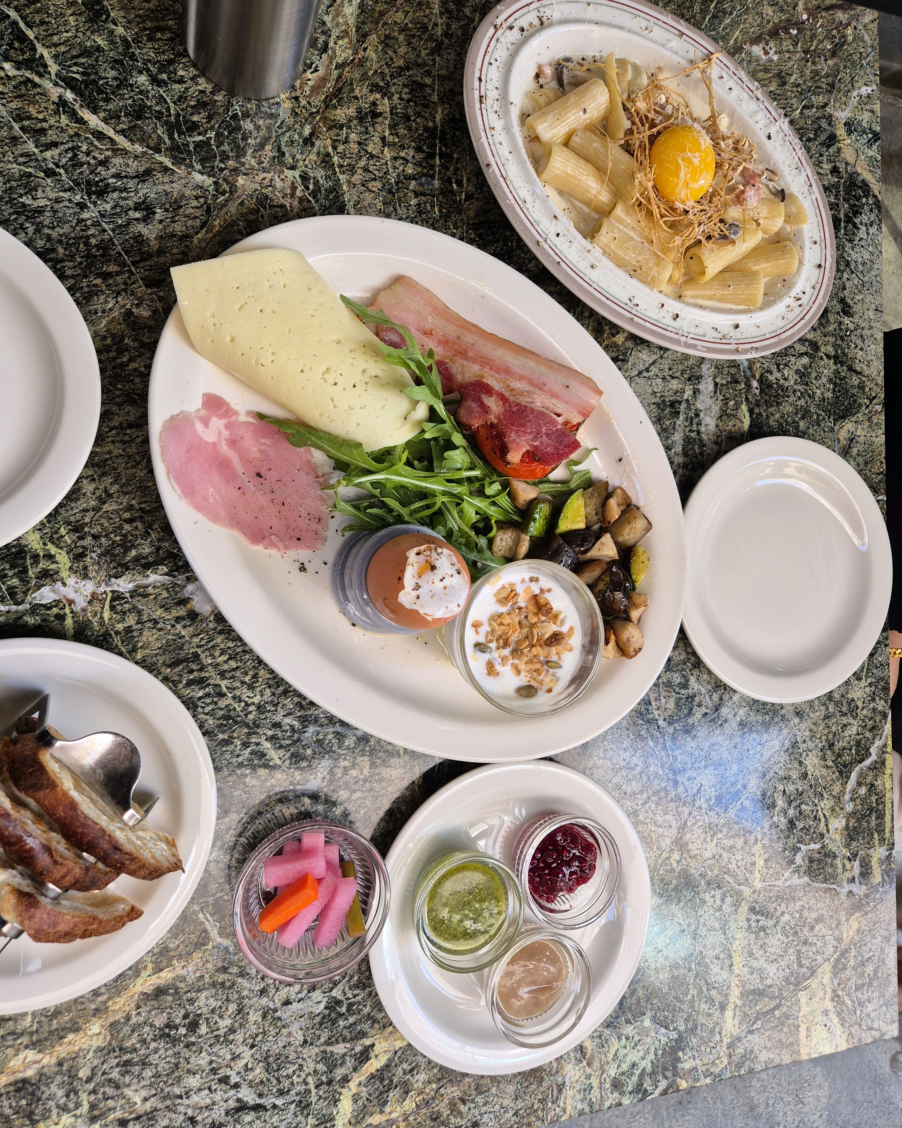 브런치 하기 좋아요 블랙 퍼스트 에 나오는 잼과 쌀 깜빠뉴도 맛있어요 크림 파스타도 맛있게