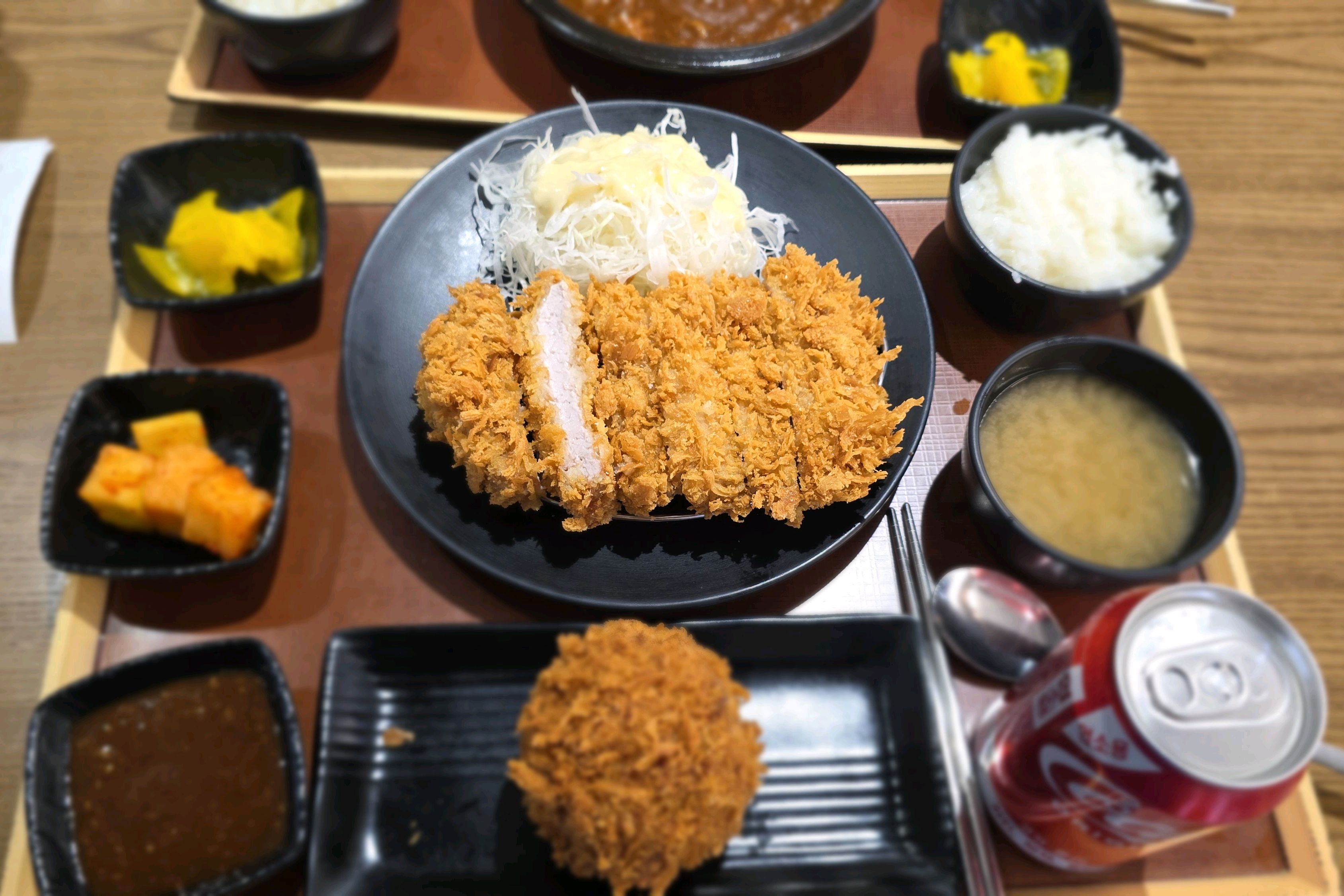 리뷰점수가 낮아 의아해서 직접찾아와서 약간의 웨이팅 후 바로 입장했네요.등심돈카스,치즈볼카