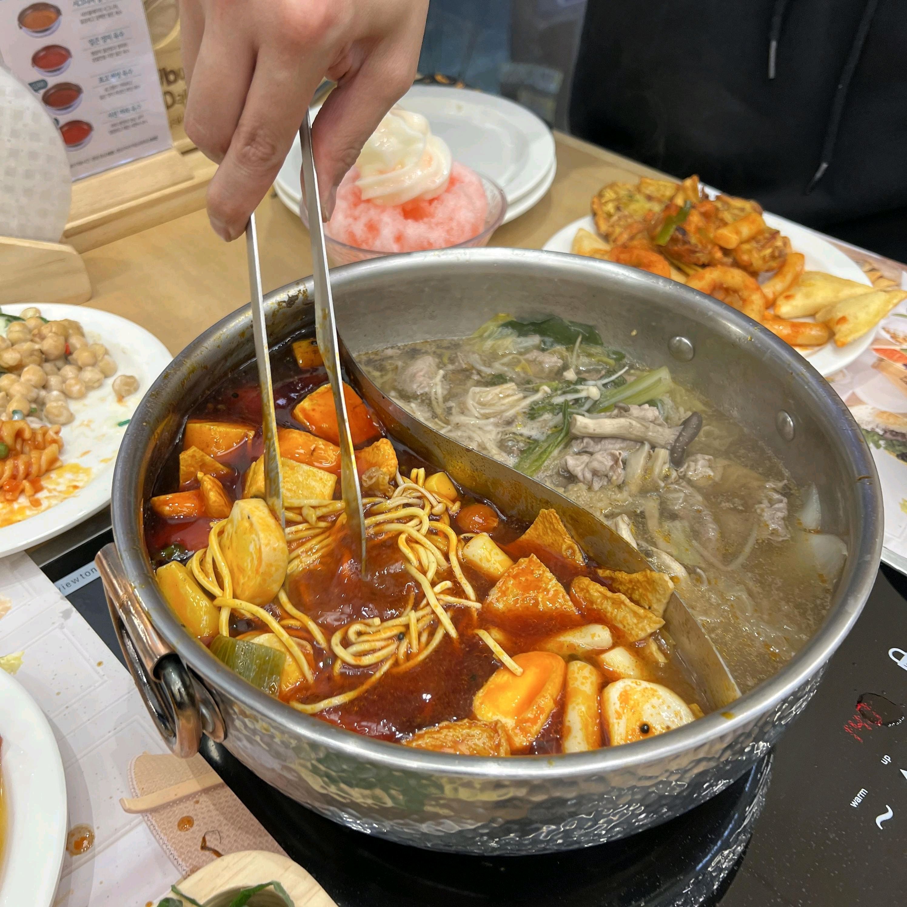 깔끔한 샐러드바에 만족했어요 디핑소스도 다양해서 야채랑 라이스페이퍼로 맛있게 먹었네요 - 아산 탕정 맛집 샤브올데이 아산탕정점