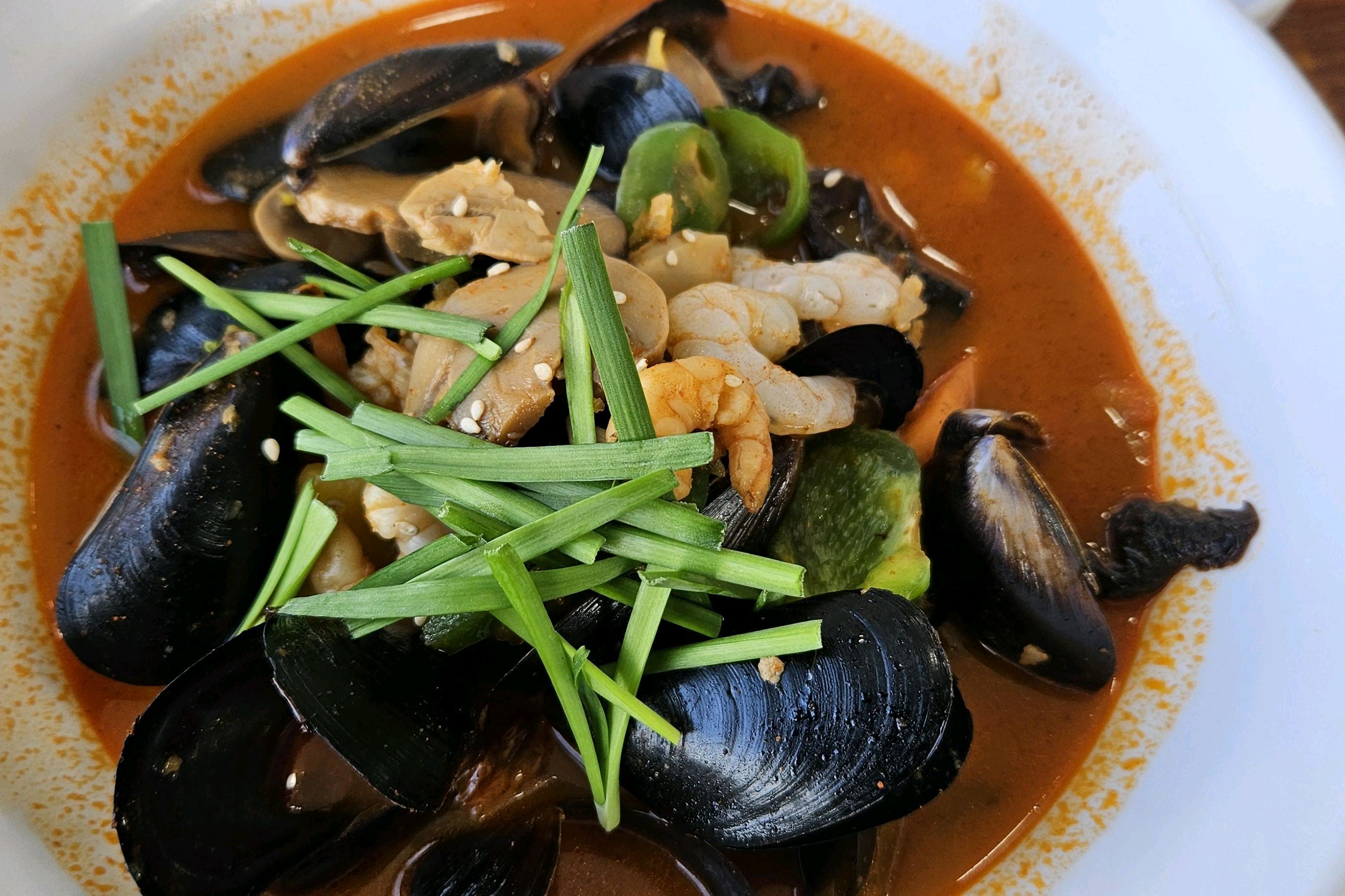 만족해요. 두부가 부드럽고 국물이 자작해서 깔끔한 맛이 좋네요. 순두부 먹으러 갔는데 직원