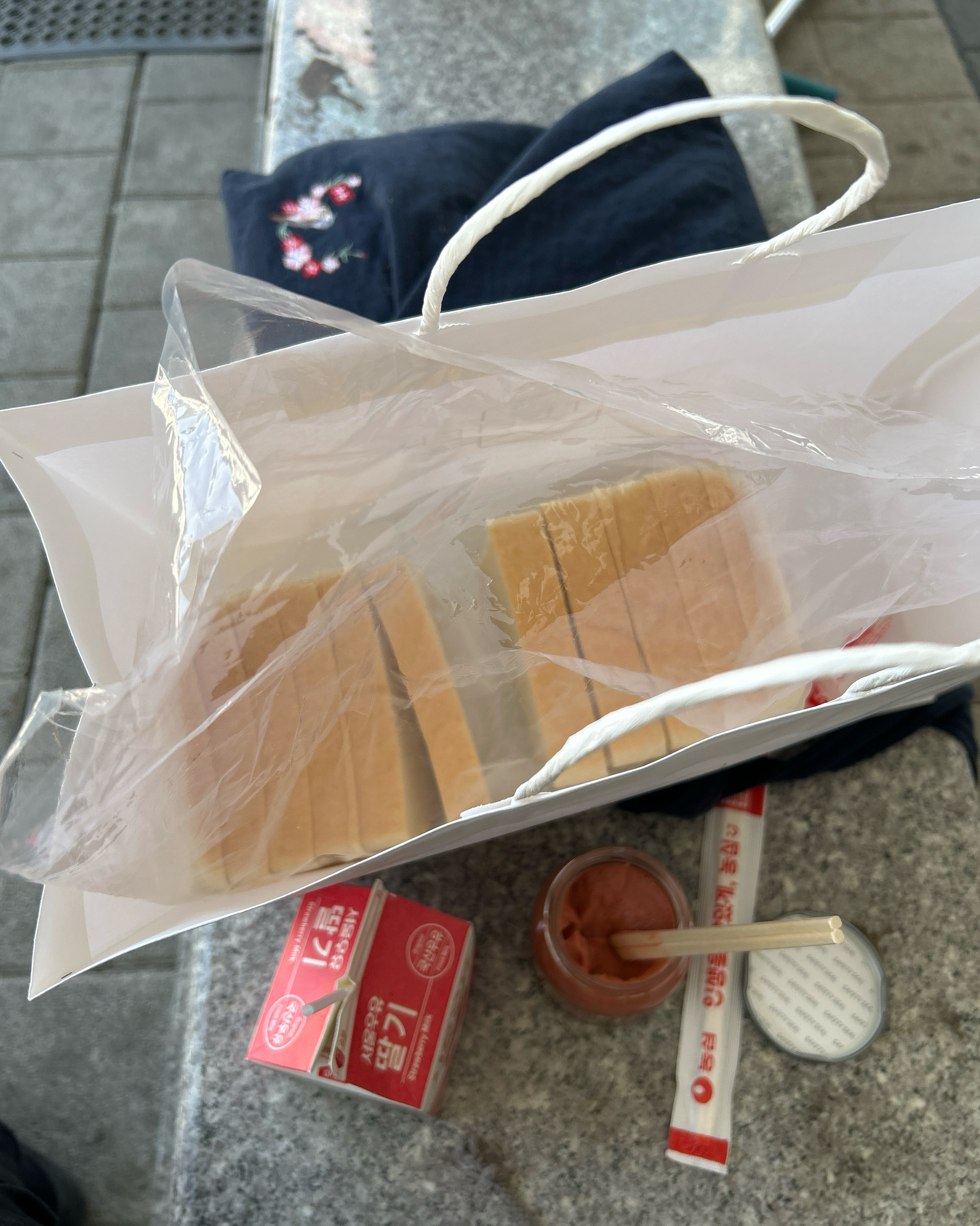 엇 러스크가 없네요 오늘ㅜㅜㅜ 품절이라는데 진열대도 없어져서 너무 속상해요.. 러스크 먹으