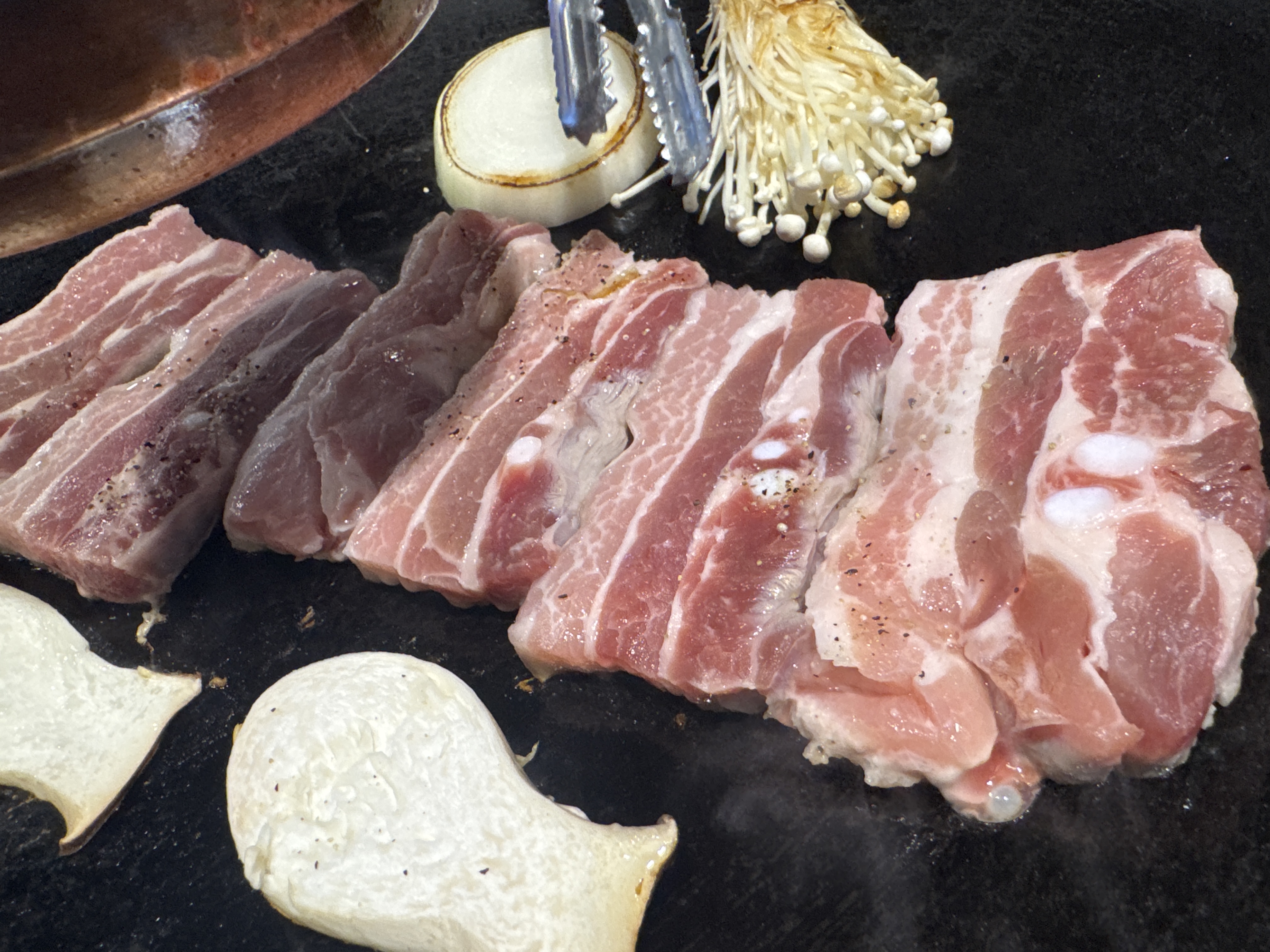 실내매장도 넓고 야장도 있어서 요즘같은 날씨에 딱이네요! - 안양 맛집 오복솥뚜껑 범계점