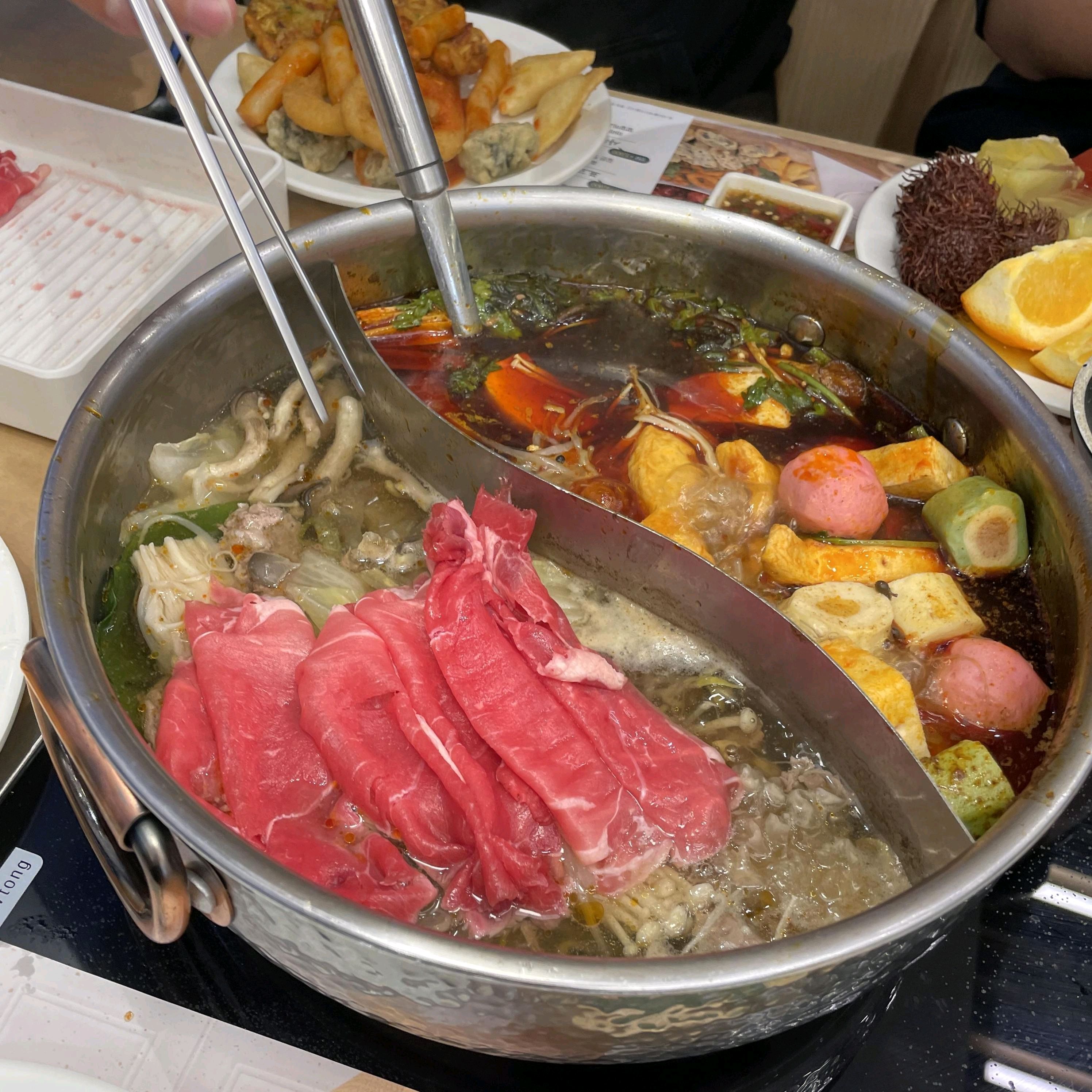 맛있는 식사할 수 있었네요 월남쌈이랑 죽이 정말 맛있었고 샐러드바에 다양한 음식들이 있어서