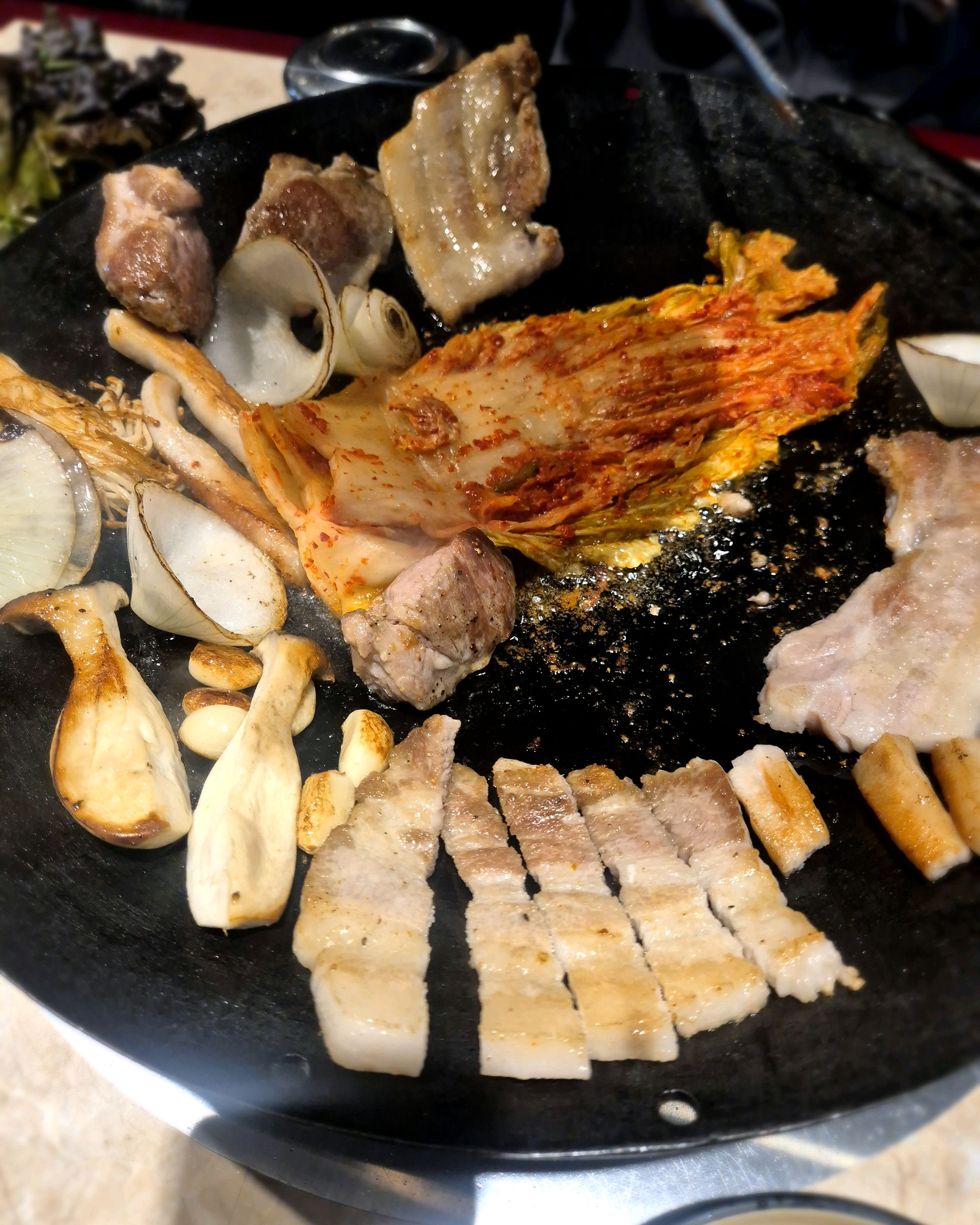 고기랑 김치랑 솥뚜껑에 구워먹으니 캠핑온것같네요ㅎ 고기도 맛있고 김치도맛있고 고사리도 넘