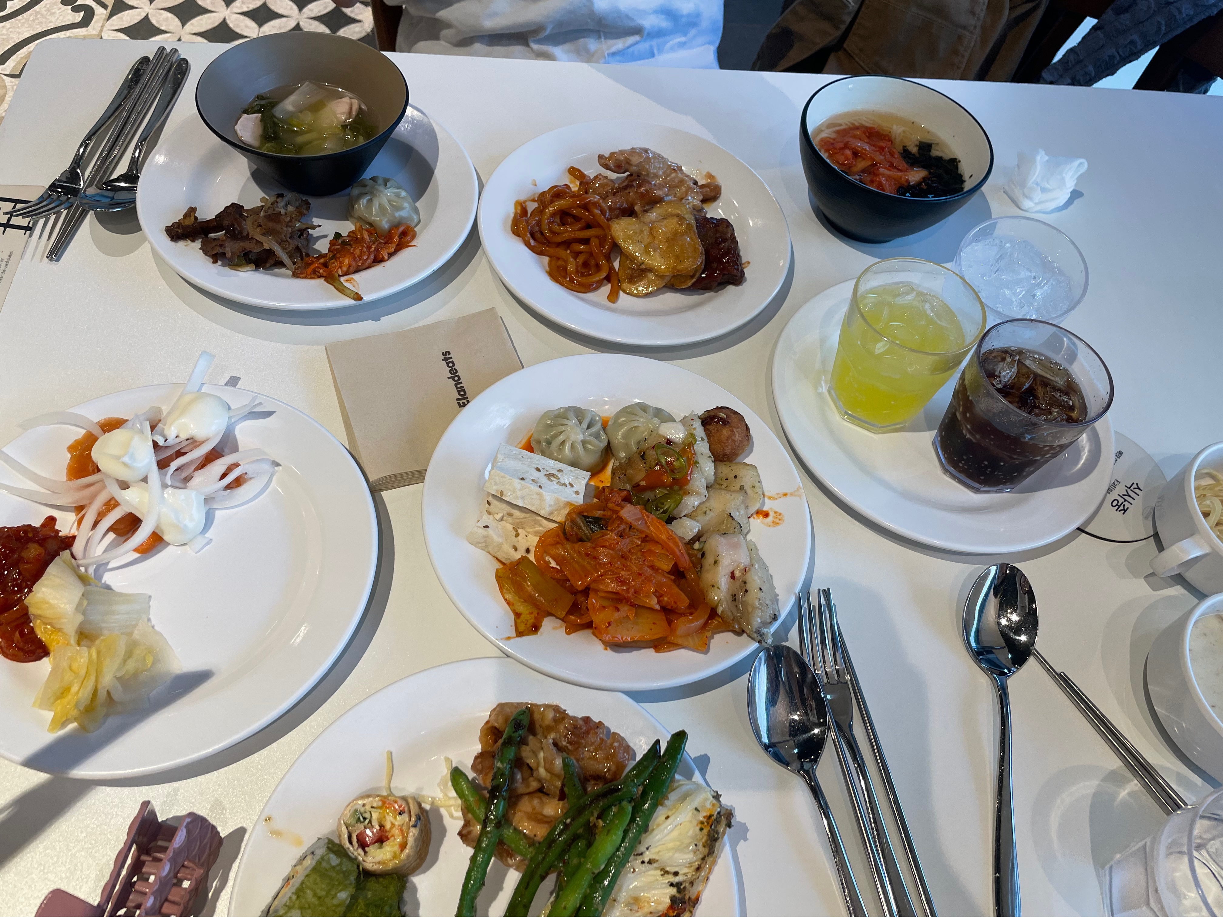 음식이 맛있고 직원들은 친절합니다. 재방문의사 무조건! - 둔산동 맛집 애슐리퀸즈 대전PEER점