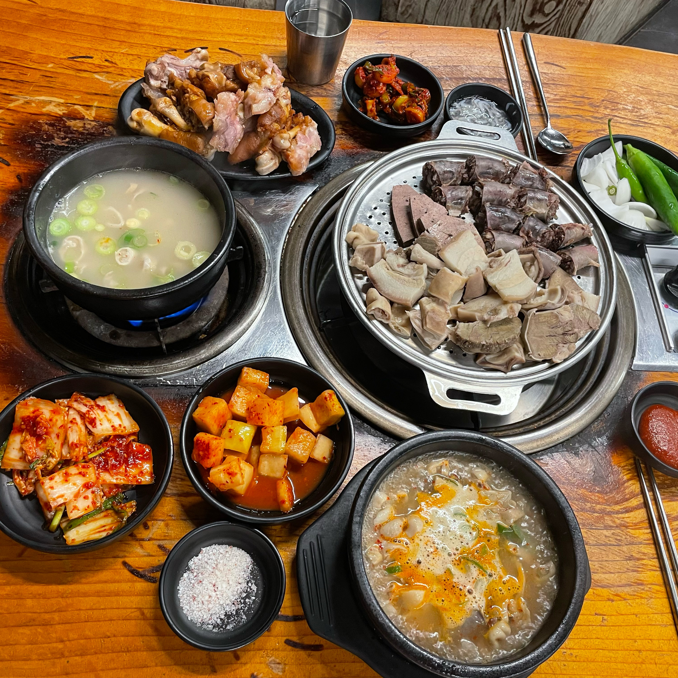 역대급 가성비맛집입니다 모듬순대가 정말 대박이었구요 족발도 나쁘지 않았지만 국밥은 냄새가 