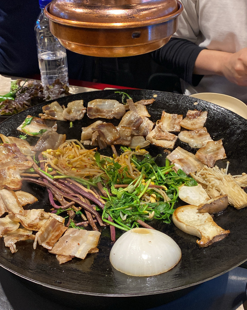 남자친구랑 삽겹살 먹고 싶어서 첫 방문한 곳인데 6시 40분에 갔는데도 사람이 바글바글해서