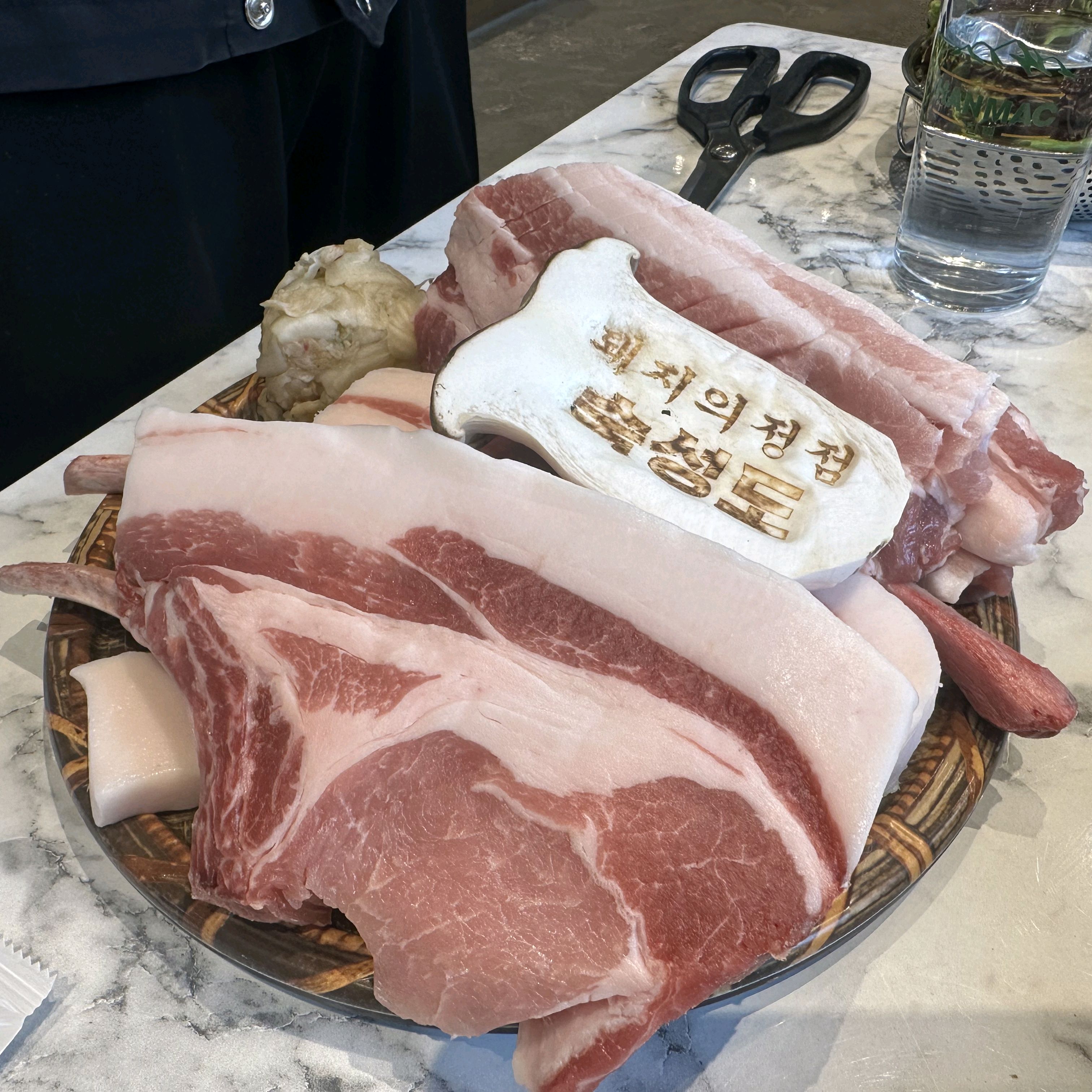 숙섬된 고기를 직원이 맛있게 구워주고 먹는 방법도 알려줘요. 고기 냄새가 전혀 나지 않고 