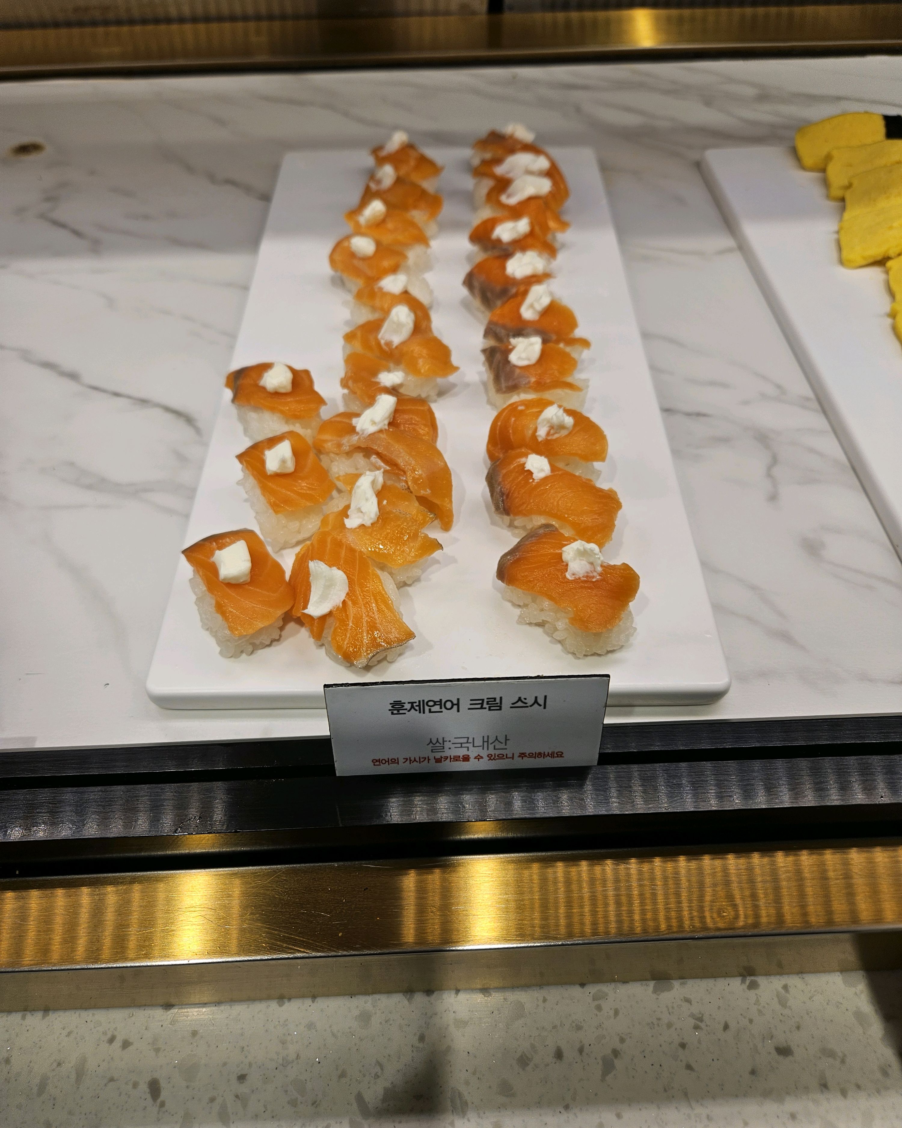 평일 런치 가성비 매우 좋음입니다. 붐비는 시간 외에 방문하면 창가좌석에도 앉을 수 있어요