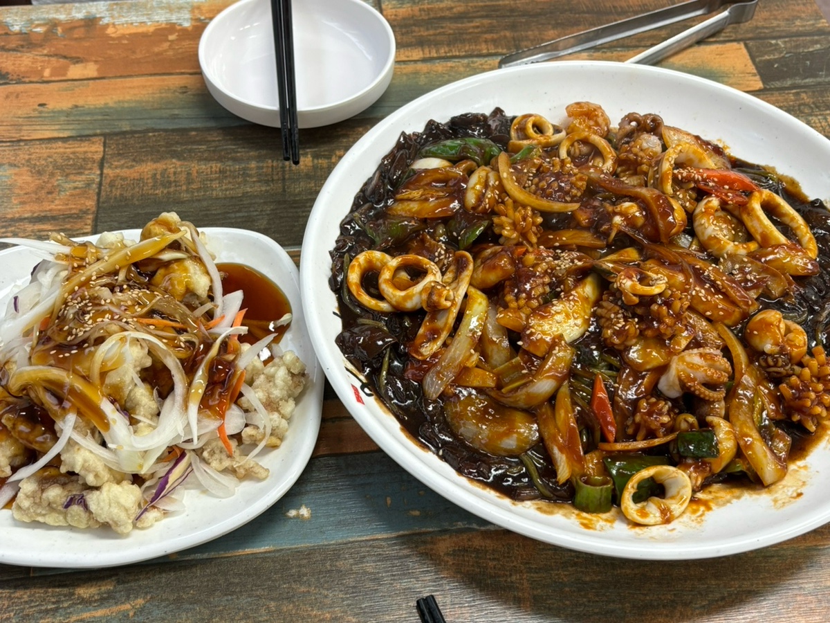 인생 탕수육이랑 인생 짜장면 등극이에요! 시금치면이여서 더 맛있었고 쫄깃하고 탱글해서 진짜