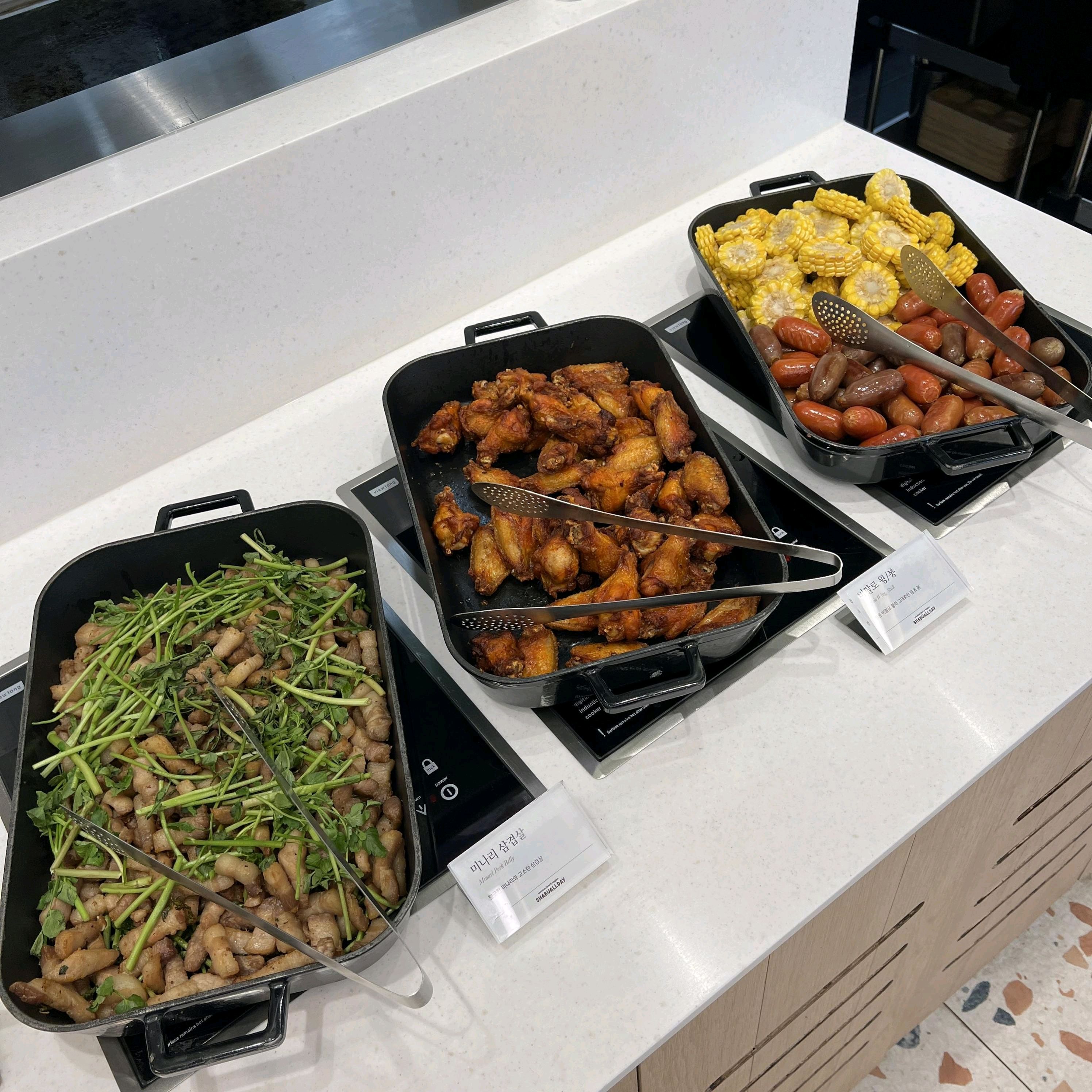 샤브샤브랑 샐러드바가 맛있어요~ 데이트코스로도 좋고 다 먹고 아이스크림까지 먹고 나니 여자