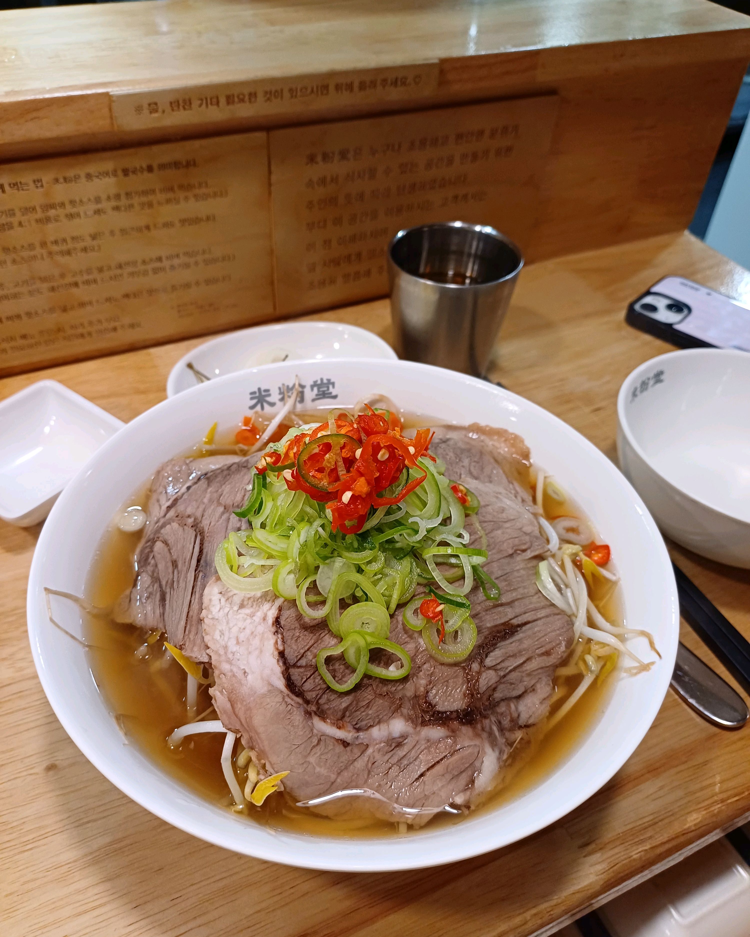 쌀국수 고기양 많고 국물 깔끔하고 원하는 소스 덜어서 비빔으로 드셔도 됩니다.공간 깨끗하