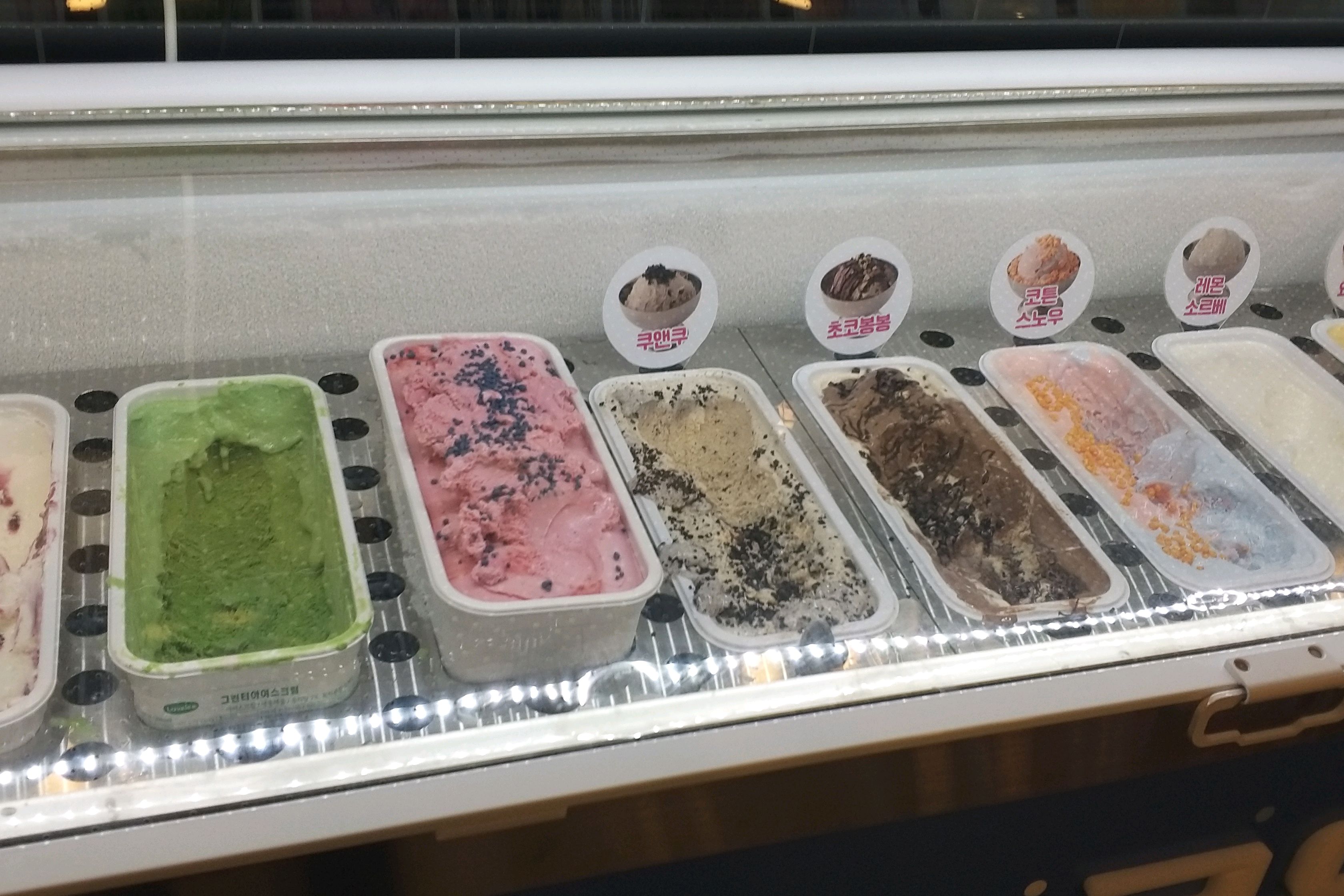 food is so good here and I loved the desserts as