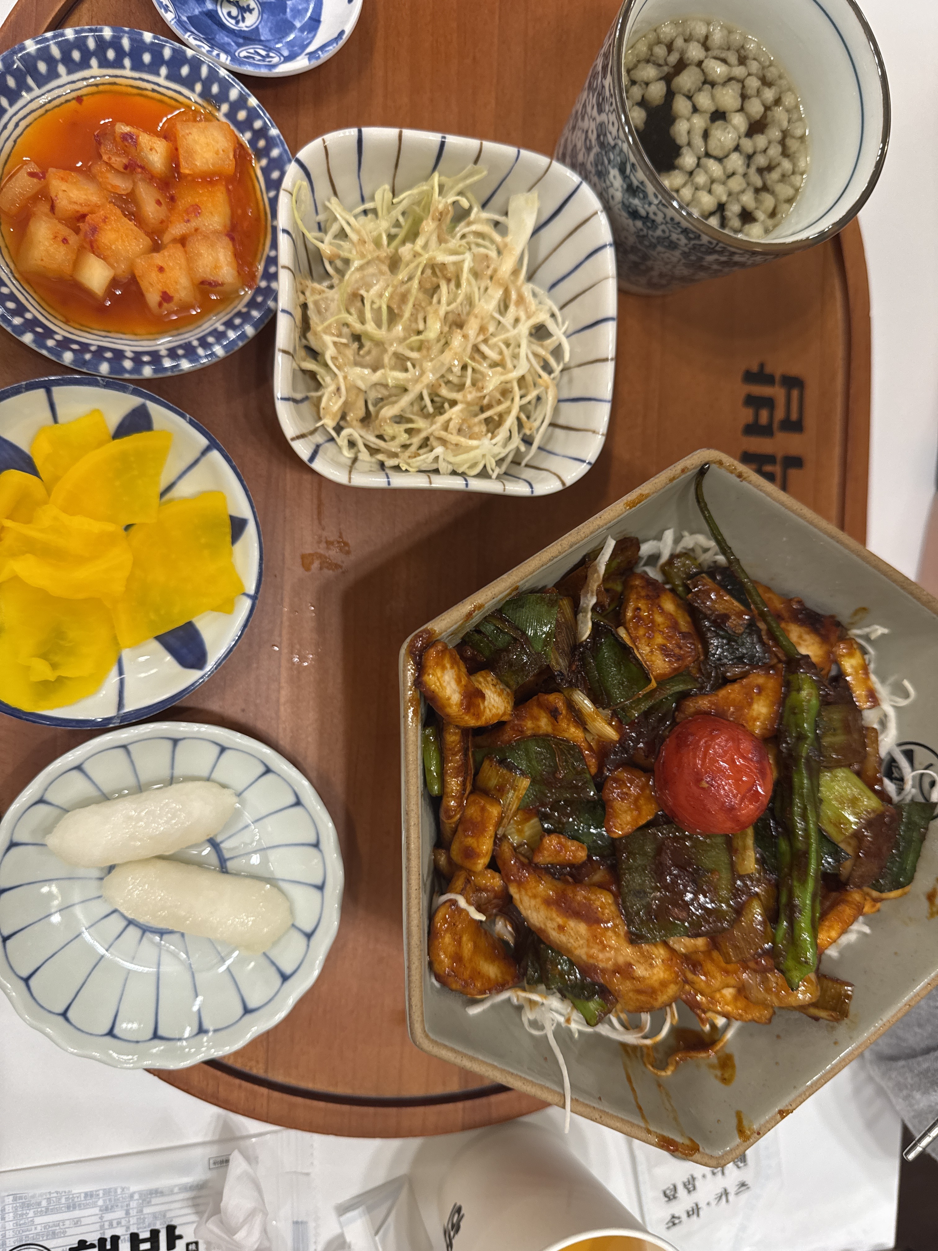항정살 덮밥 과 치킨마요를 시켯는데 되게 맛있네요!! 매장도 깔끔하구요!! 자주 올 것 같