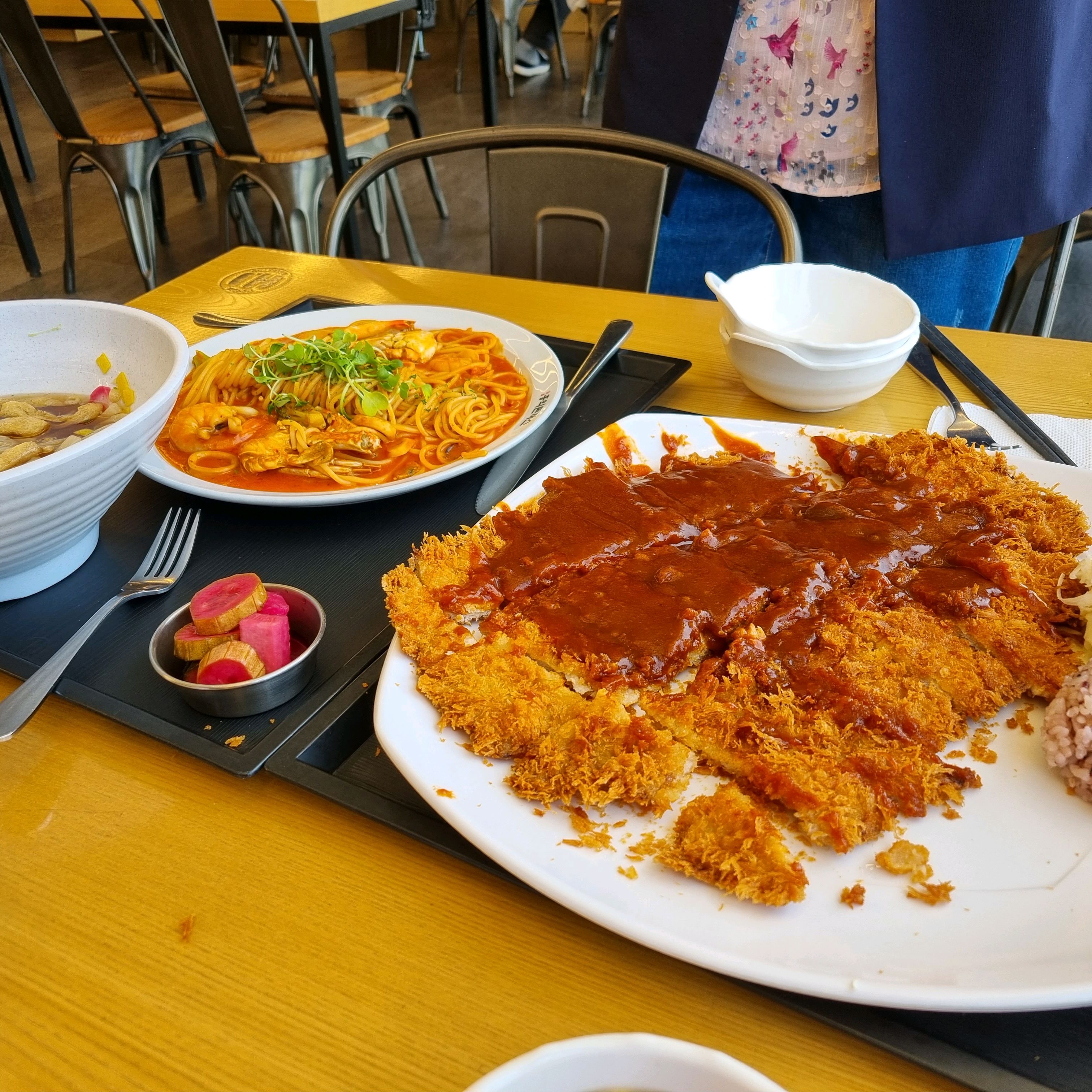 맛있고 양도 많아서 점심 먹으러 가끔 와요. - 경주월드 근처 맛집 홍익돈까스 경주점