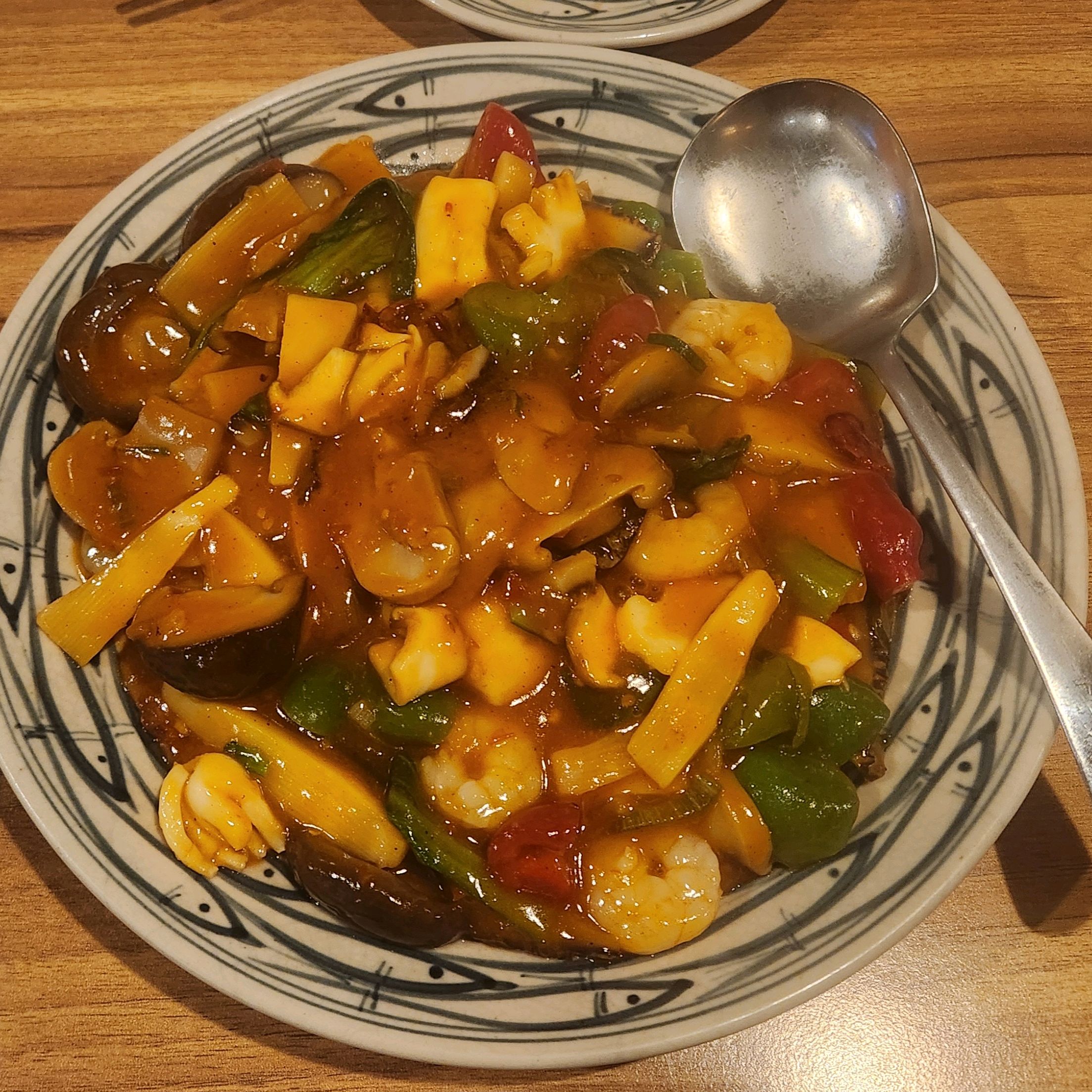 유산슬은 살짝 매콤한 소스로 중독성 있고 매력적이에요~ - 천호동 맛집 용문객잔