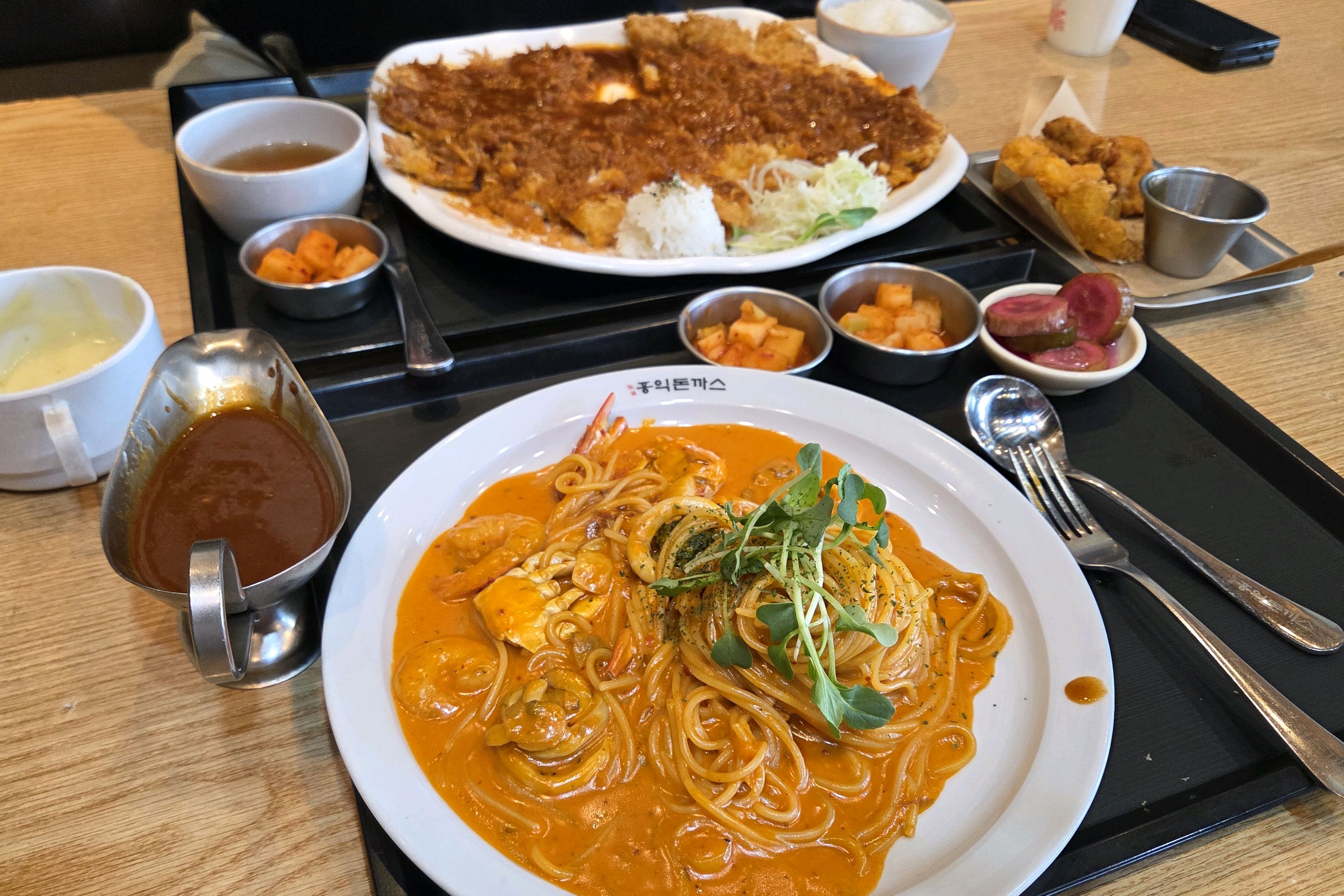 홍익돈까스 지인짜 너무 큼! - 천안 신방동 맛집 홍익돈까스 천안신방점