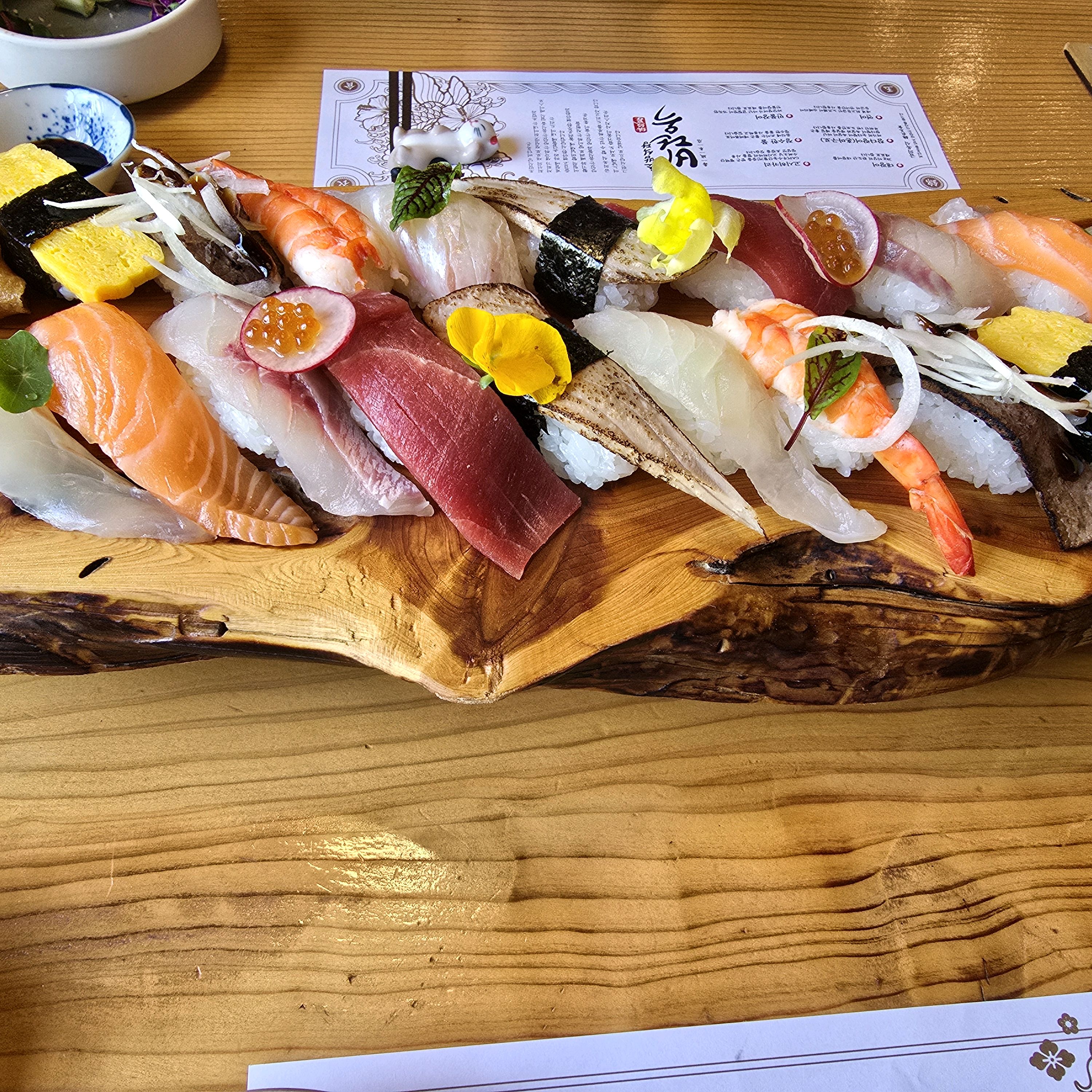 아내랑 수성못 바람쐬러 온김에 초밥집에 다녀왔다. 회를 좋아하는 입장에서는 약간 아쉬운 맛