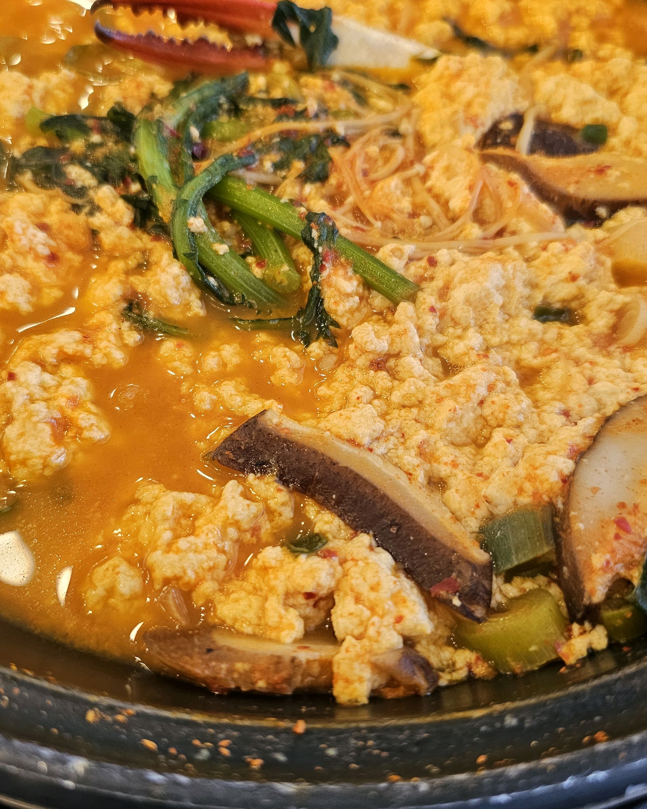 강릉 올때마다 들르는 맛집입니다 반찬부터 메인까지 맛없는게 없어요 친절하고요 만족스런 식사