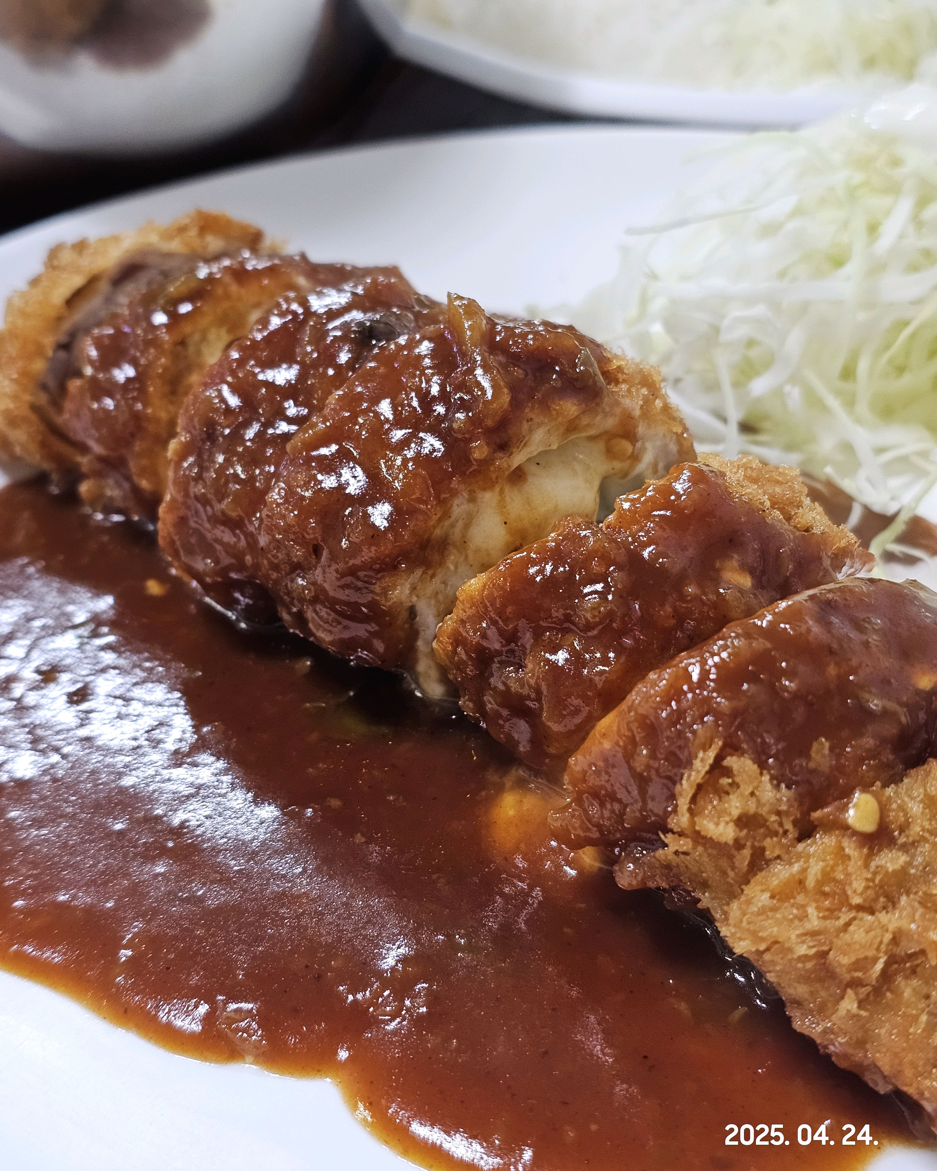 매번맛있고 친절하세요 막국수 최고!김치없이 돈까스못먹는데 김치가너무 맛있어서좋아요 양배추도