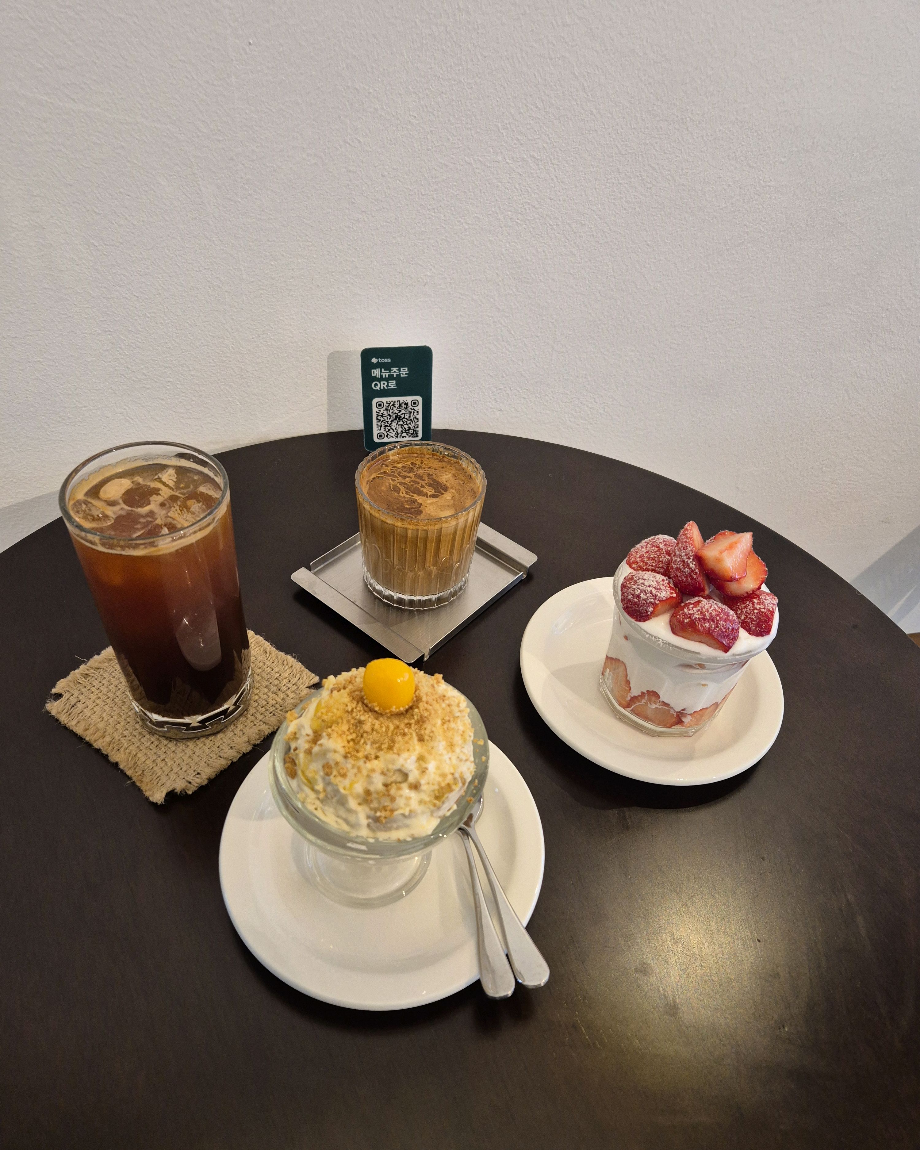 일단 비주얼 갑! 자동으로 셔터 누르게 됩니당~딸기도 상큼 달콤하고 커피도 맛있어용! 자주