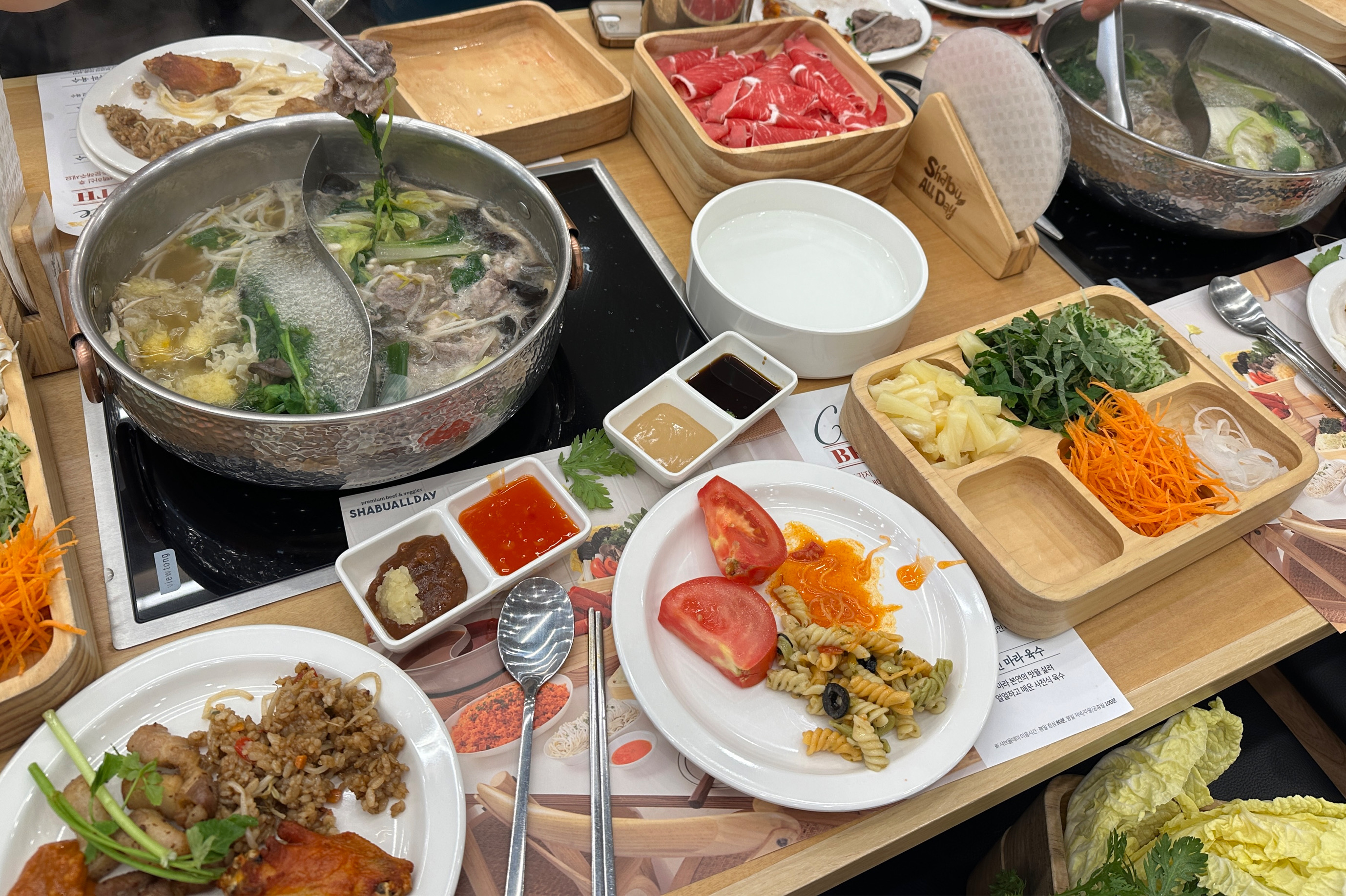 가족 기념일로 왔어용 생긴지 얼마 안되서 매장 깨끗하고 음식도 신선하고 종류도 생각보다 많