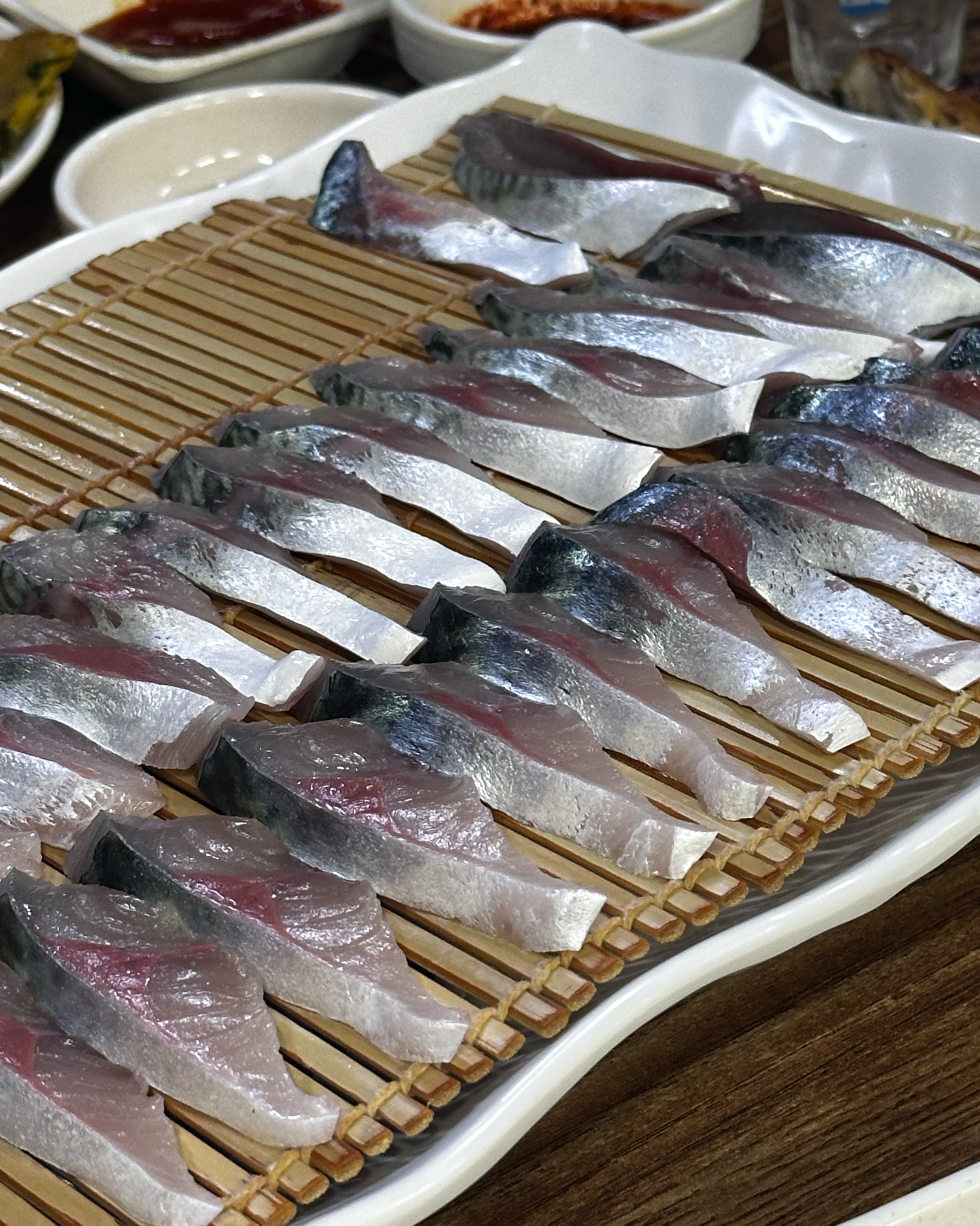 세트로 시켰는데 갈치조림이 작은 갈치 였고 너무 덥더라구요 마감 시간 쯤이 된 됐을 때 갔