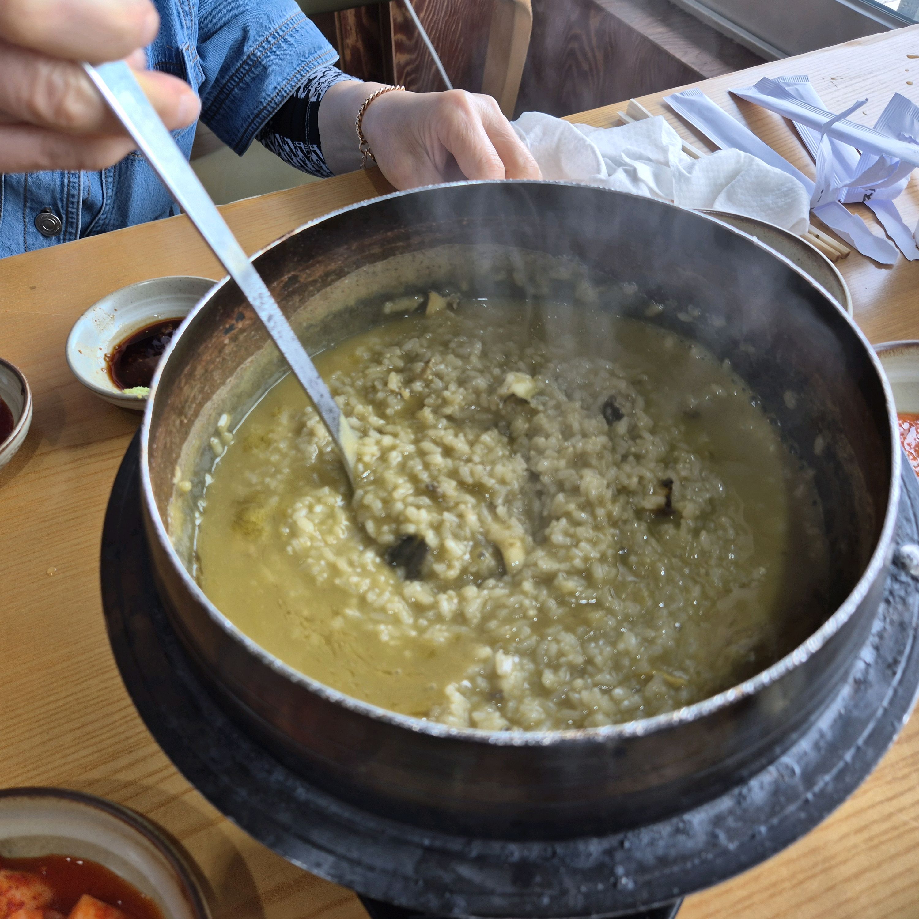 오전에 어른 셋, 아기 하나 방문해서 전복죽 3인분에 막회 주문했는데요 음식은 맛있었어요