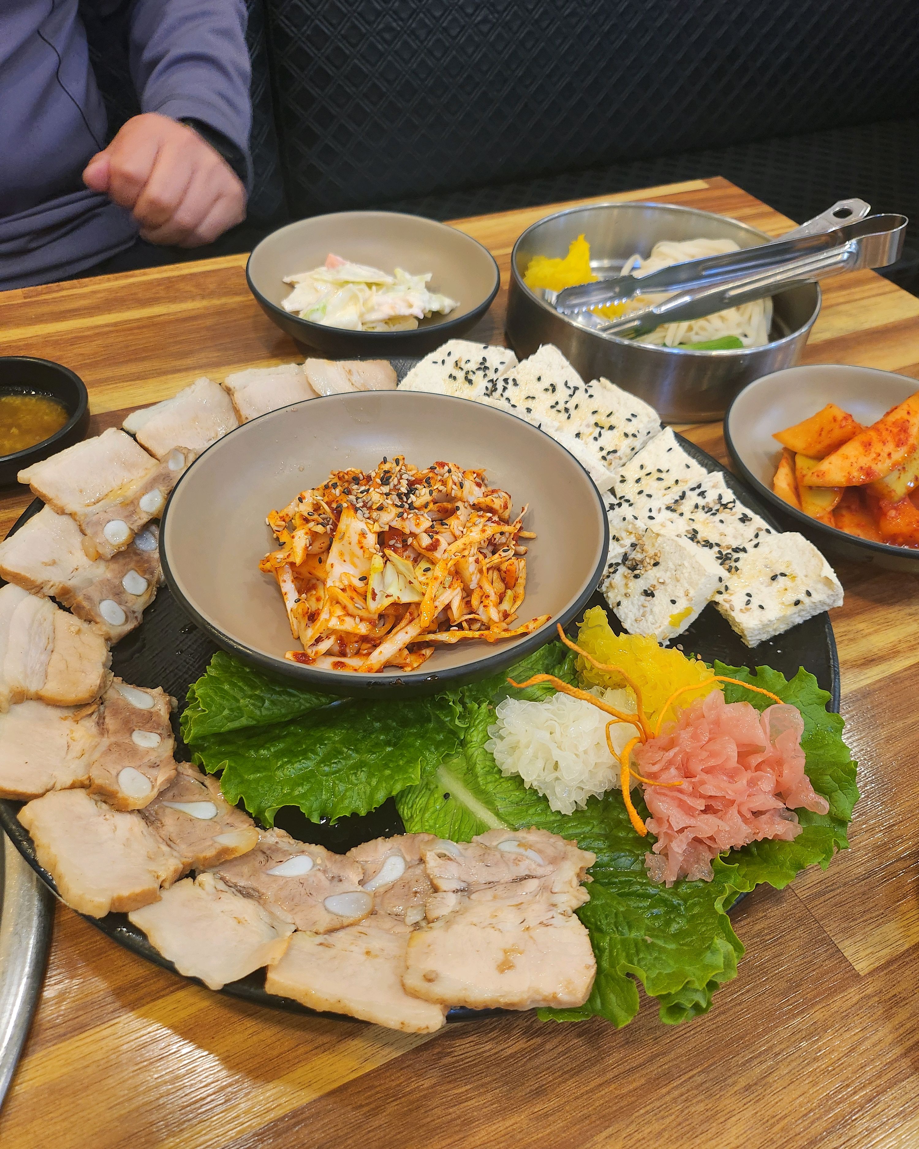 두부전골 얼큰해서 맛있습니다. 신메뉴 수육도 저희 부모님이 맛있다고 하네요! - 대전 맛집 매봉식당 계족산본점