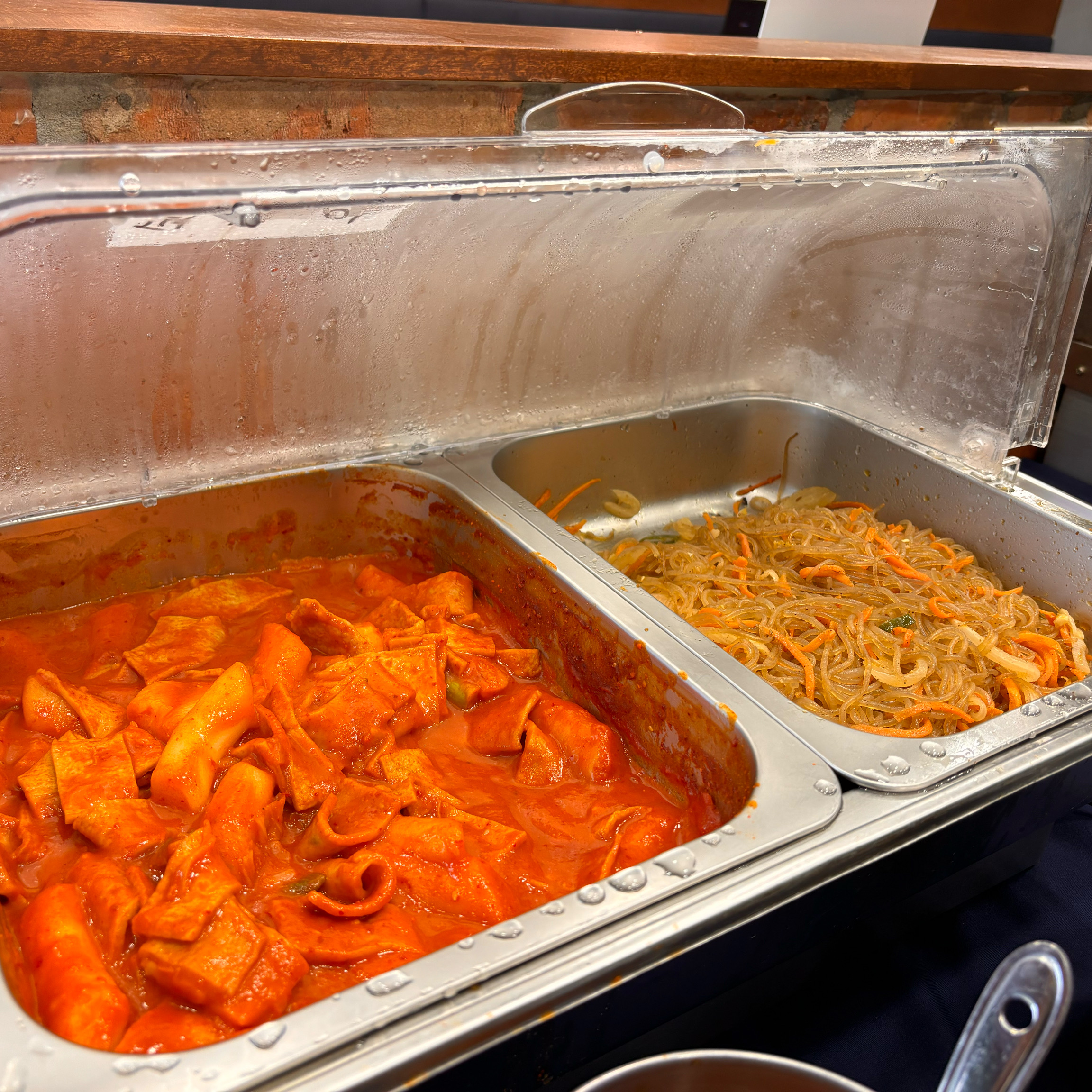 기본찬으로 떡볶이, 잡채, 푸딩계란찜, 된장찌개 그리고 매실차까지 있었습니다🤩 밥은 무려 