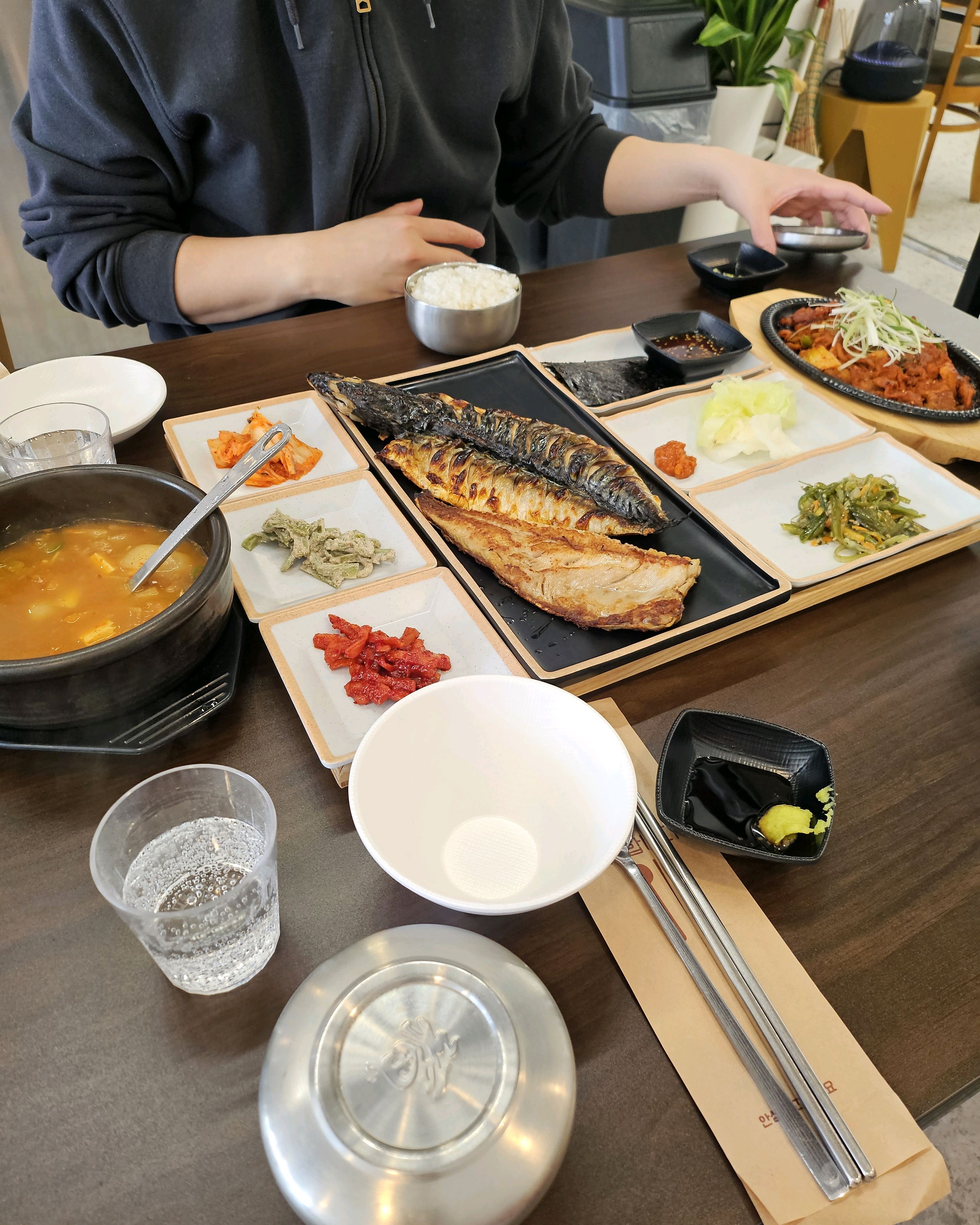 생선 집에서 구워먹기 힘든데 동네에 먹을 수 있는 곳이 있어서 좋습니다 맛도 있고 반찬도