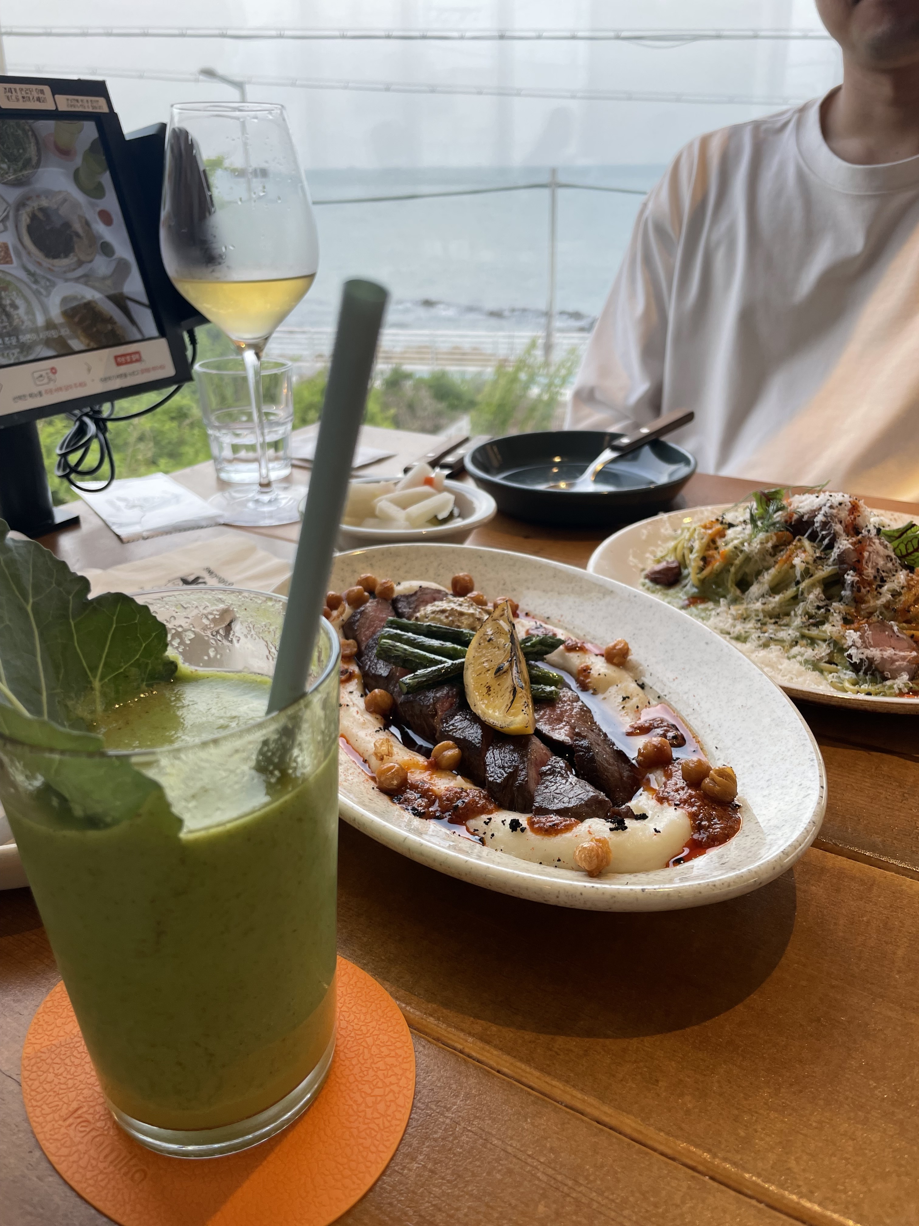바질크림파스타 넘맛닜어요 스테이크 토핑있어서 좋아요 - 송정 맛집 거루캥테이블 송정본점