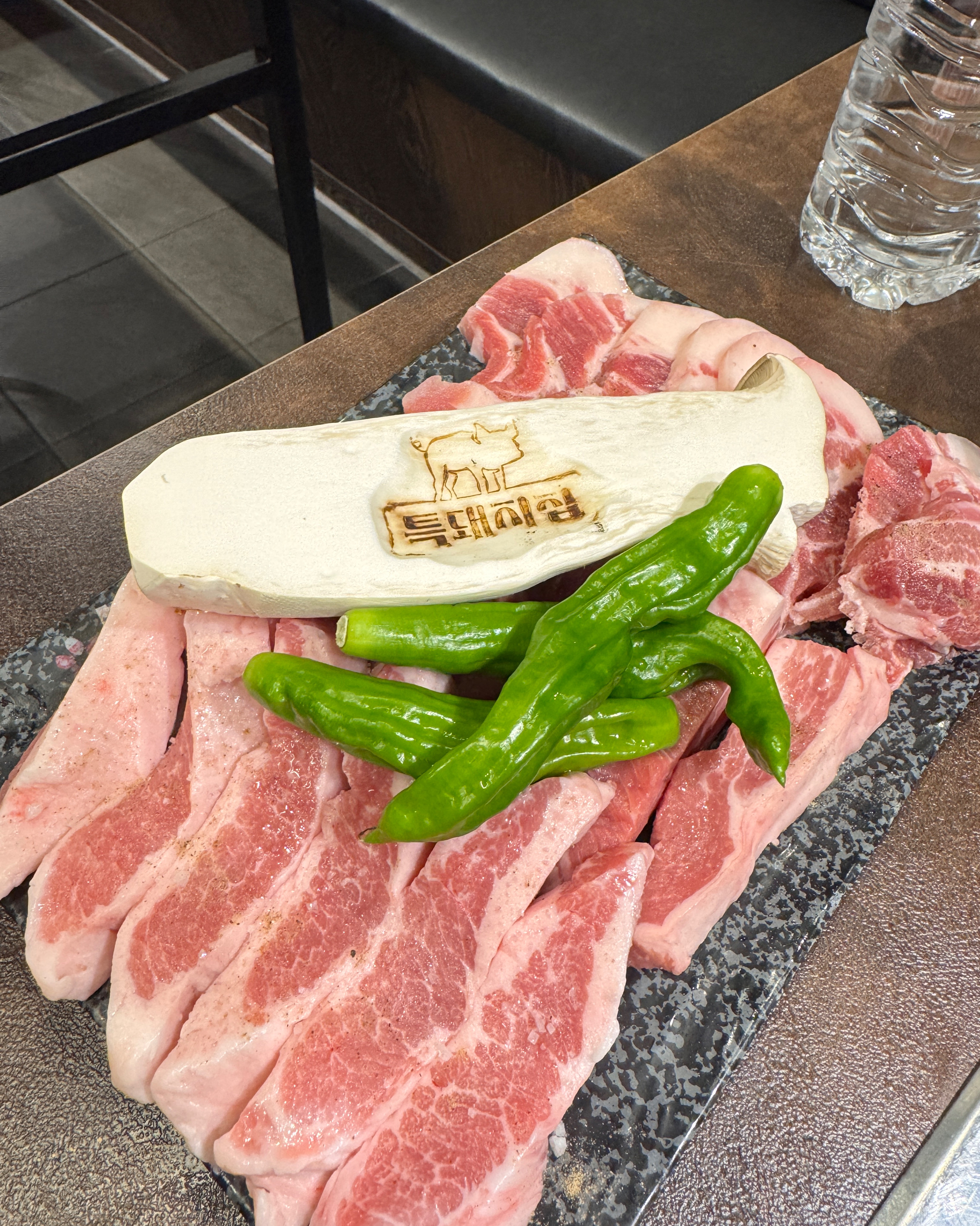 고기 좋은거 보이시죠? - 불당동 맛집 특돼지집