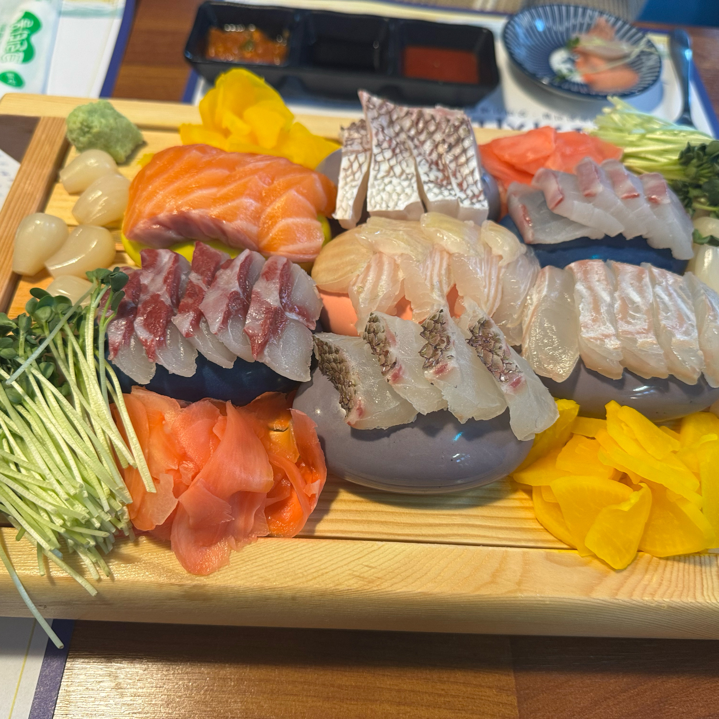 일 하시는 분들 모두 친절하셔서 기분 좋게 먹을 수 있었어요! 회가 도톰쫄깃하니 맛이 좋습