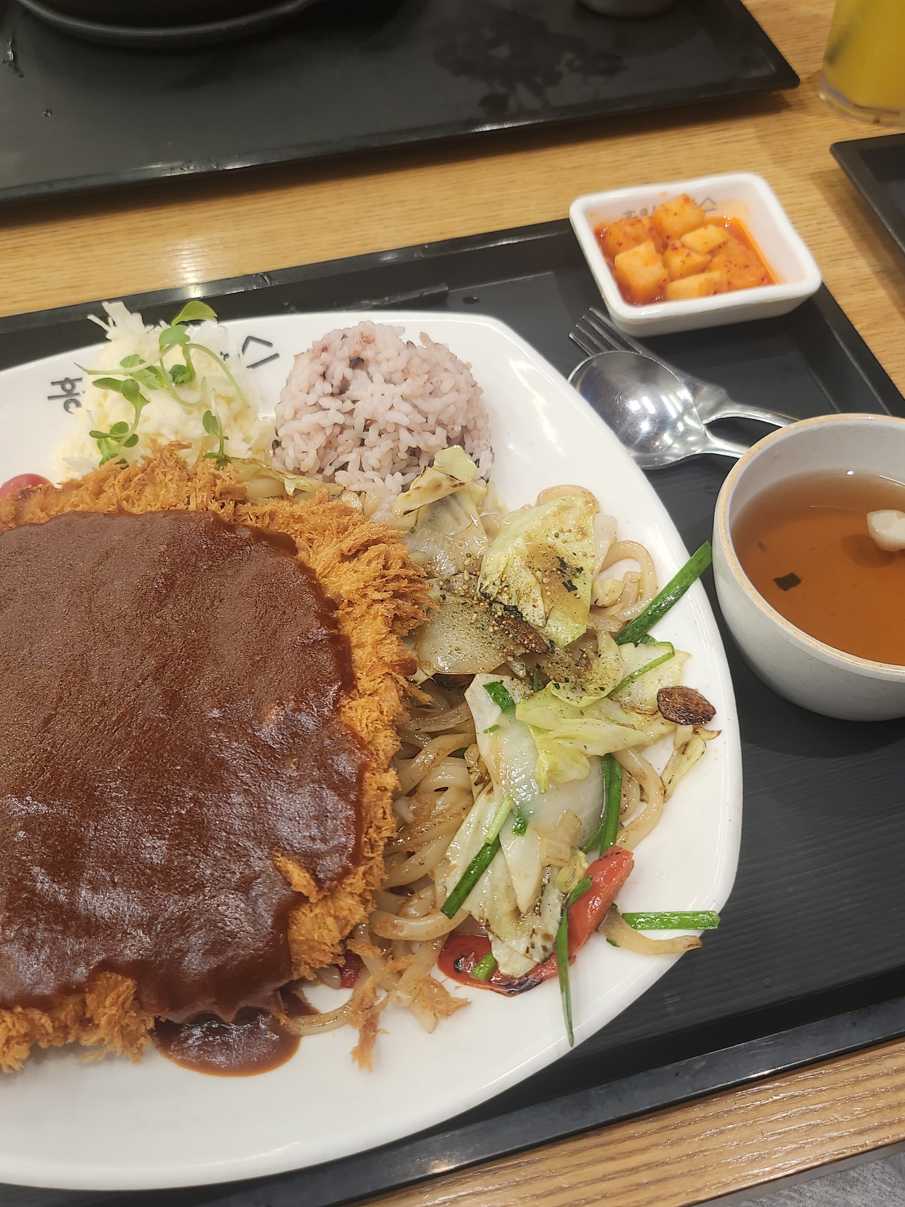 돈가스 생각날때면 늘 오는곳이에요!! 세트a는 진짜 제 인생메뉴라 오면 고민없이시킵니다..