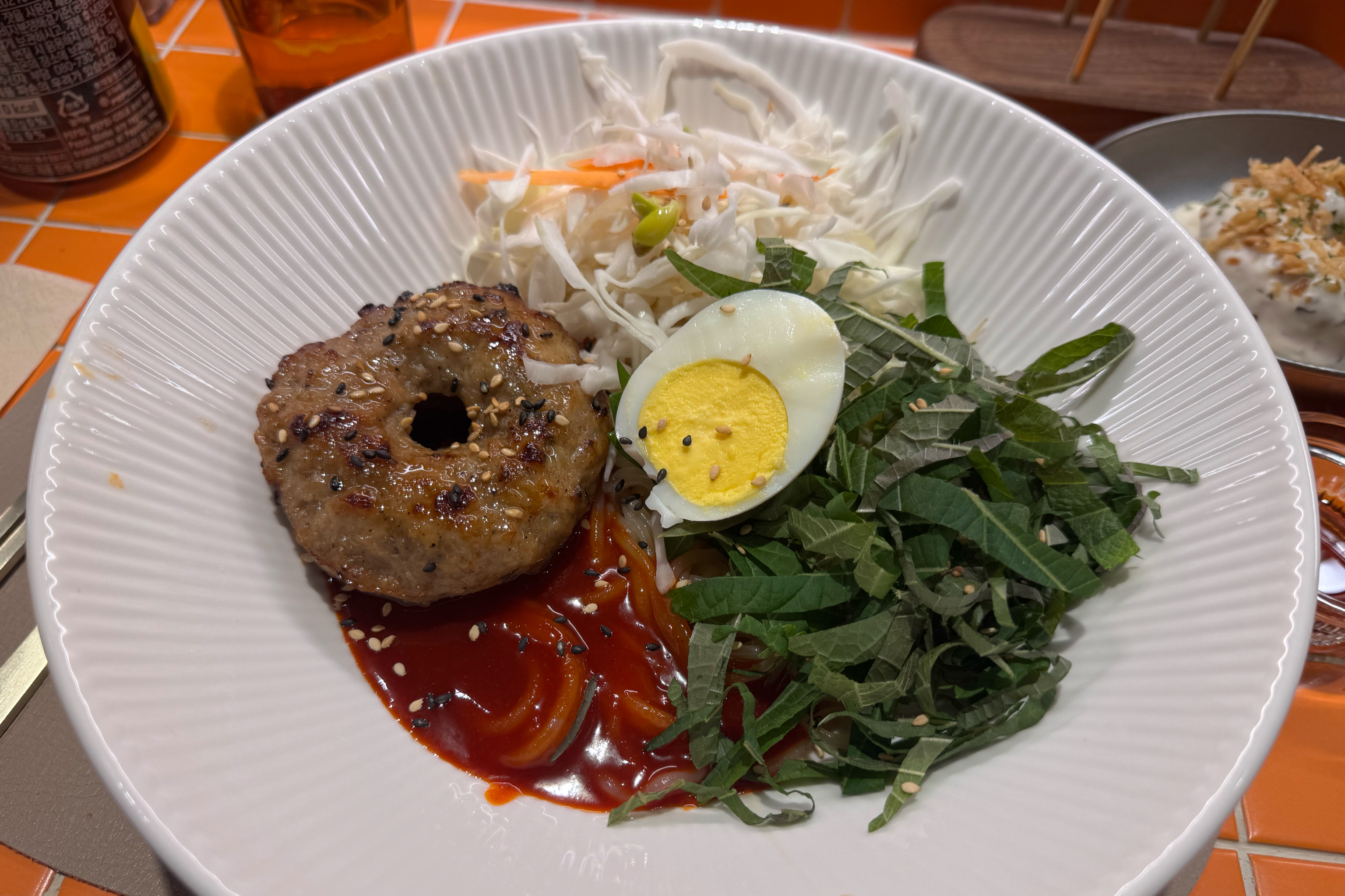 쫄면 소스가 매콤하구 갈비 도넛 진짜 맛있어요 육즙이랑 맛이 !! 글구 귀여워욬ㅋㅋㅋ - 망원동 맛집 베이비범 망원
