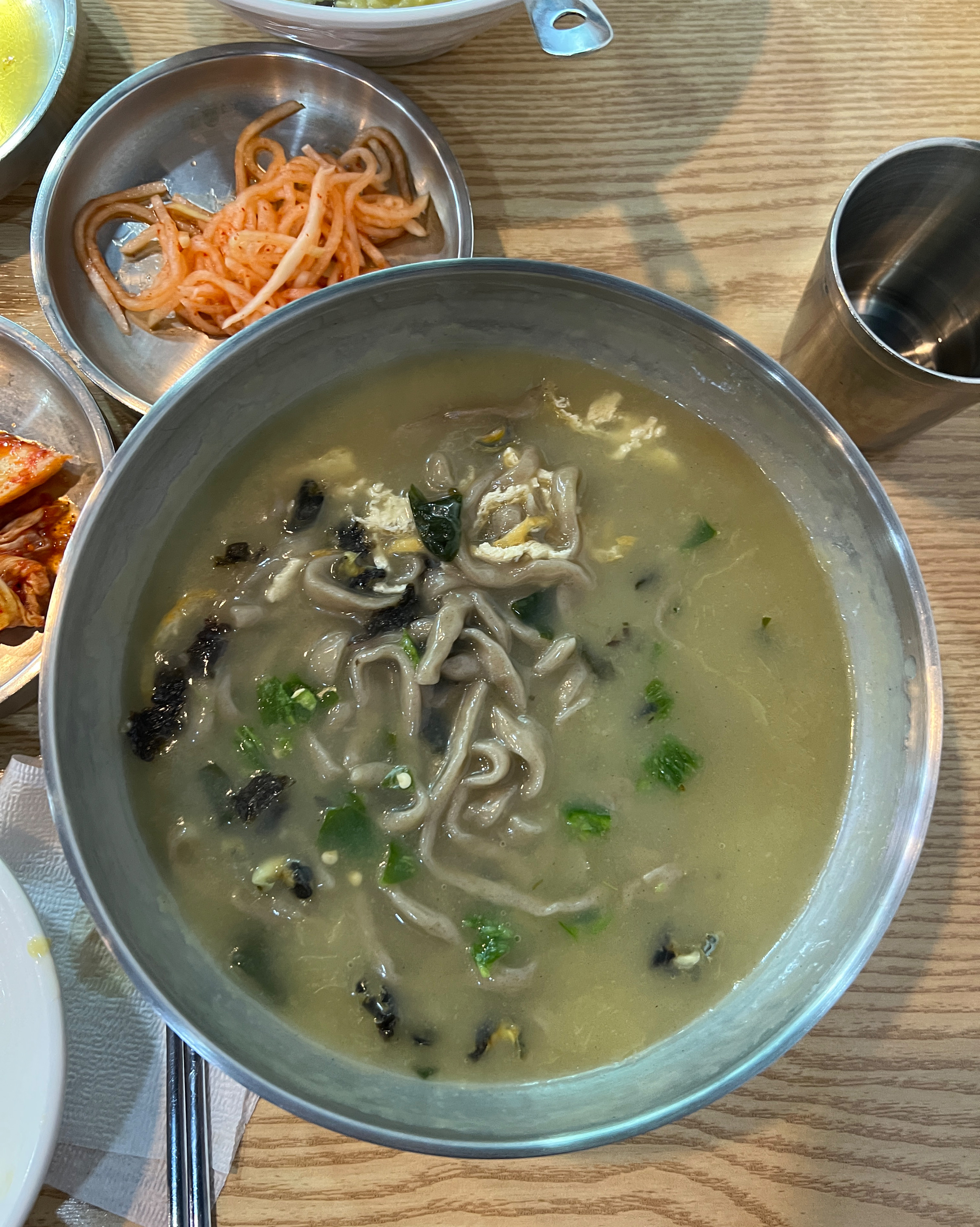 깔끔하고 정갈합니다.  김치가 맛있어요. - 제주 맛집 중문수두리보말칼국수