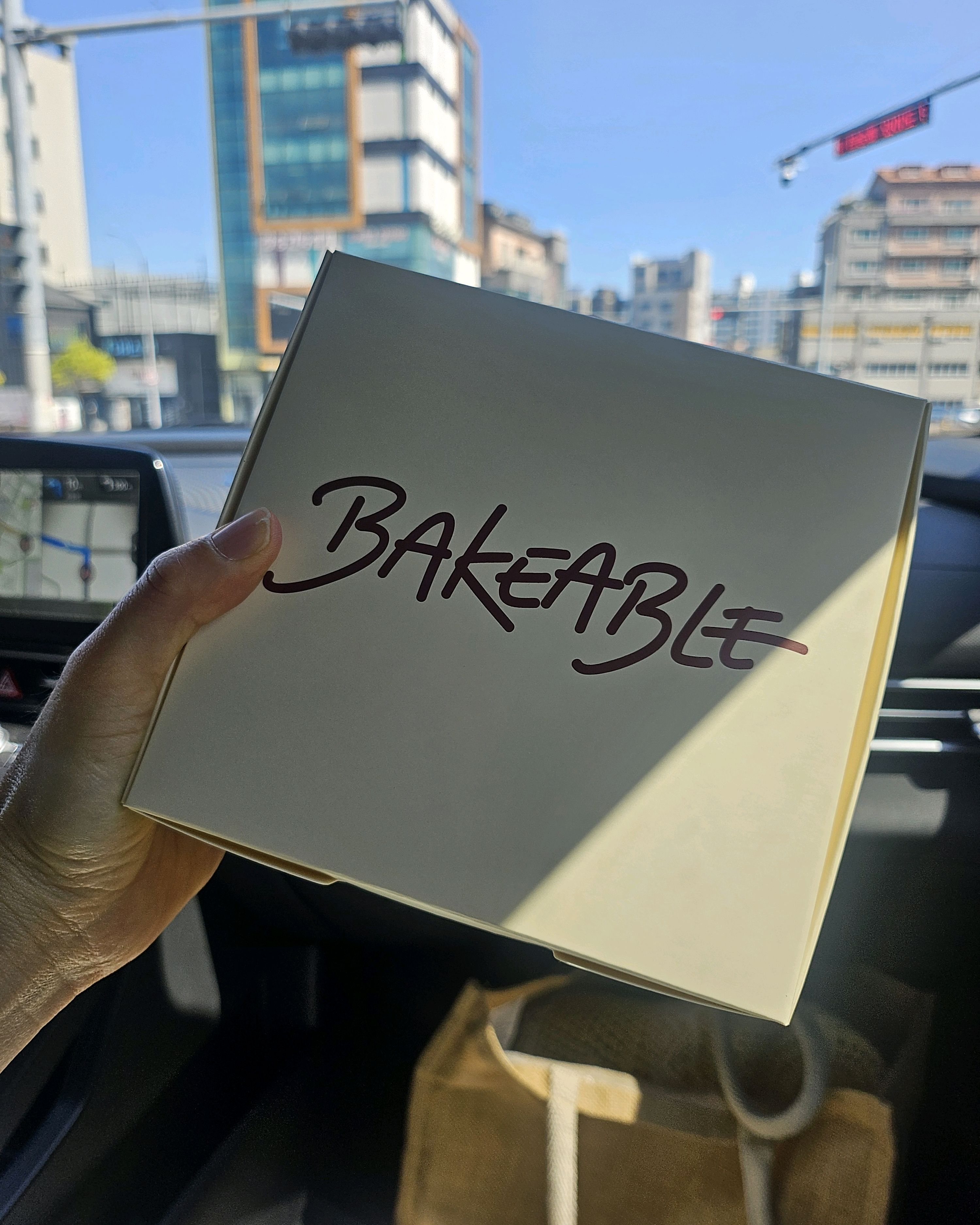 인스타 보고왔는데..페이스츄리는 얇아서 잘 부서지고 커스터드필링이 흘러내려서 먹을 때 주의