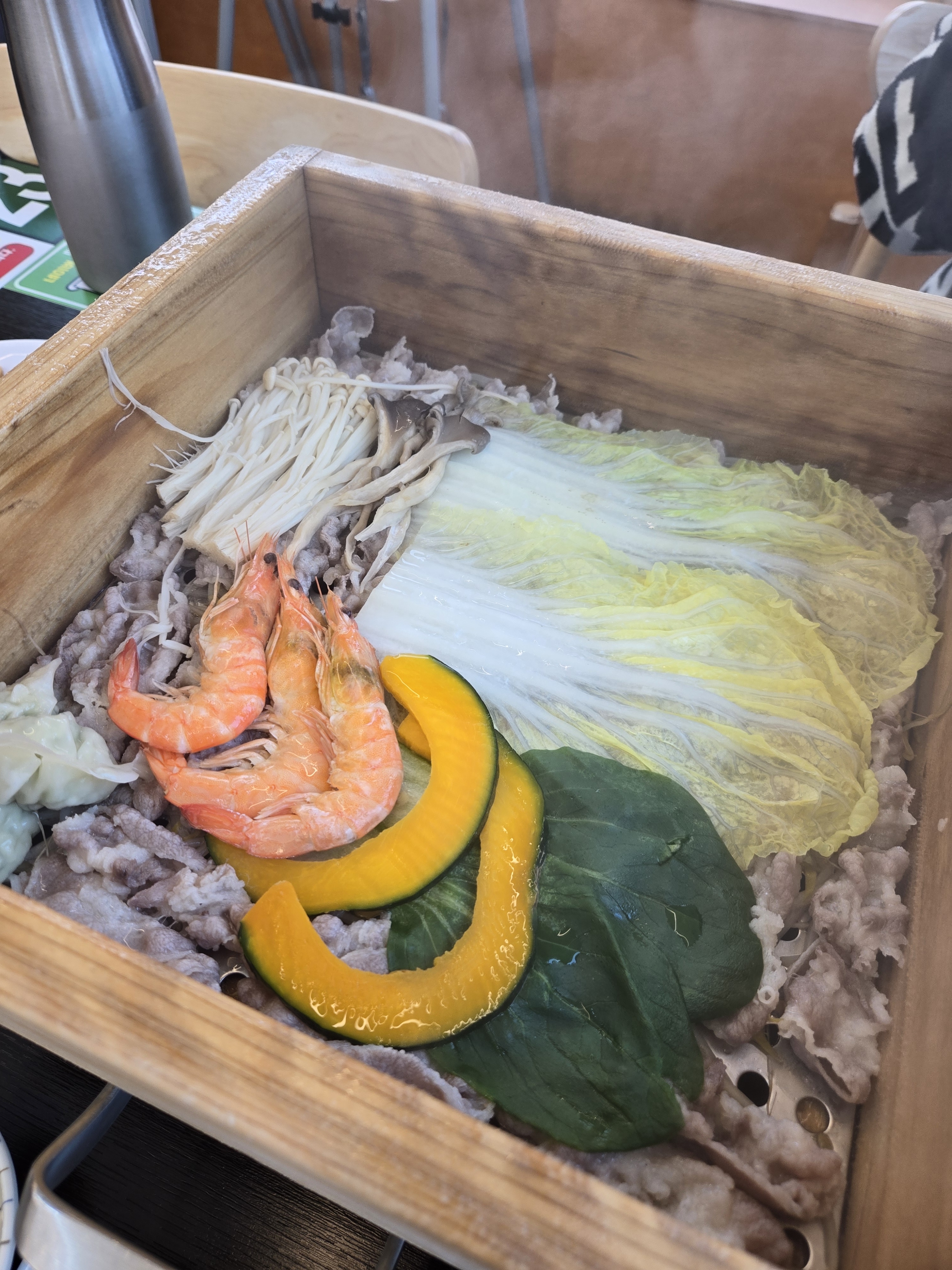 매장도 깔끔하고 넓고 정말 맛있어서 편백찜 두번 리필하고 샤브샤브도 정말 많이 먹었어요~