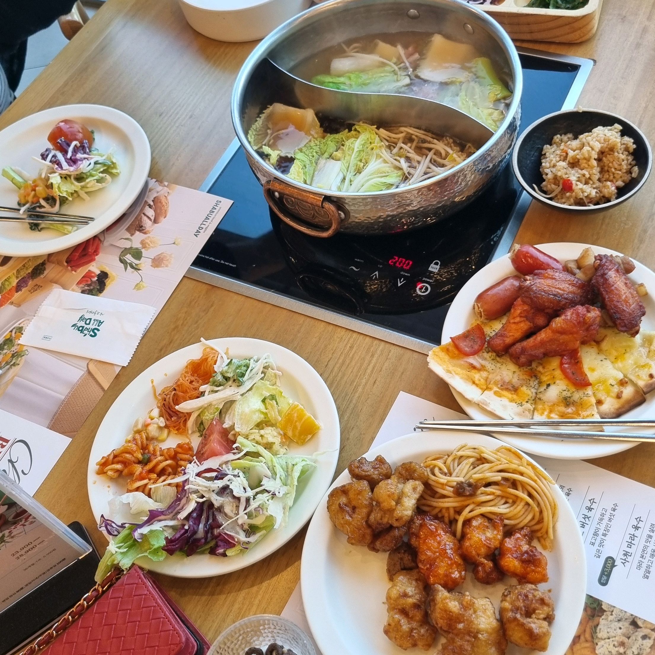 다양한 음식과 깨끗한 가게와 창가 뷰까지 - 김해 주촌 맛집 샤브올데이 김해 주촌점
