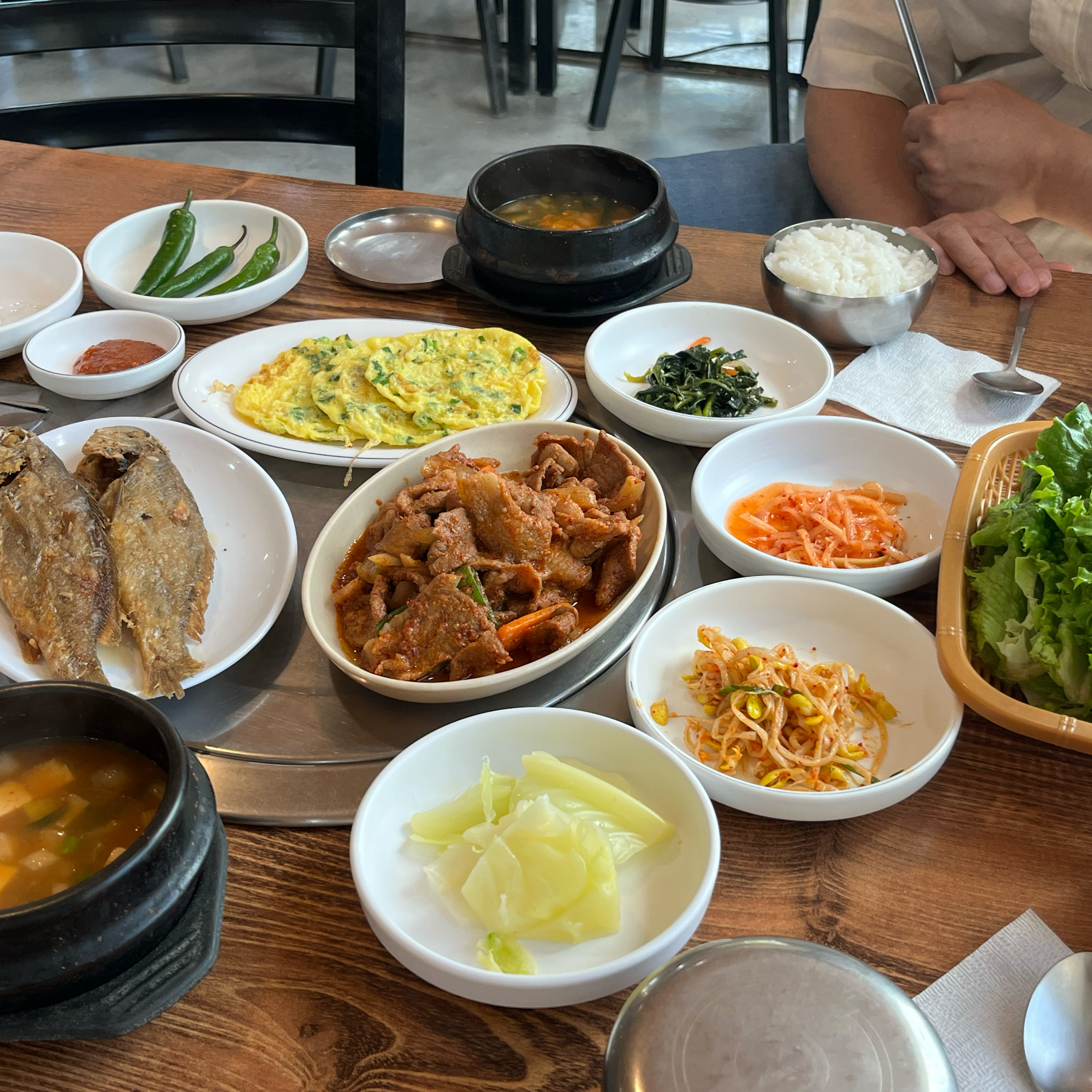 고은물정식 메뉴구성 넘 알차고 맛있어요 :) 가성비도 좋고 든든한 한끼로 추천합니다^^ - 제주 맛집 고은물식당 제주산방산점