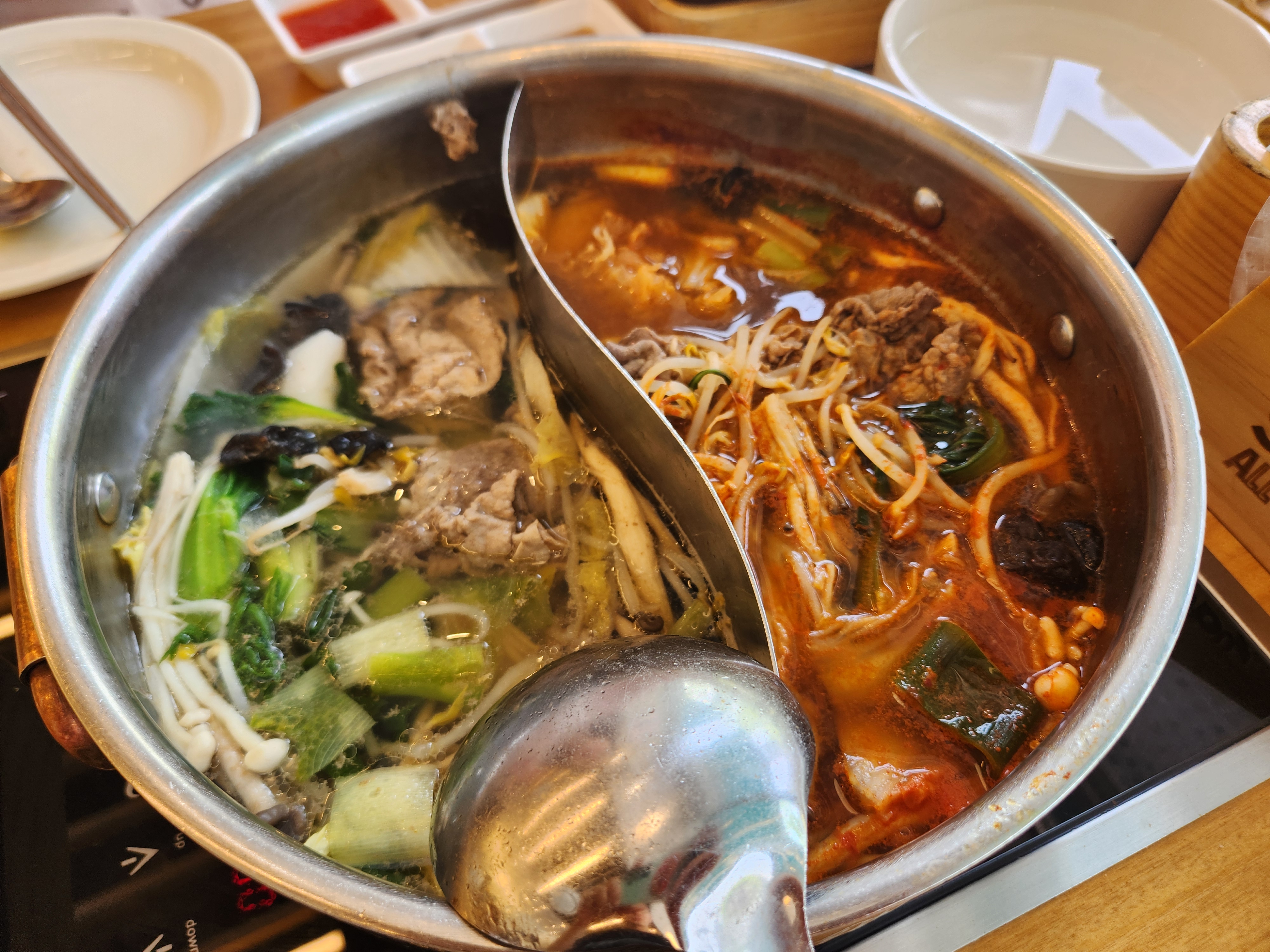 예약 할인도 가능하고 새로 나온 육수에 샤브샤브도 맛있게 먹었습니다. 직원분들도 친절하시고