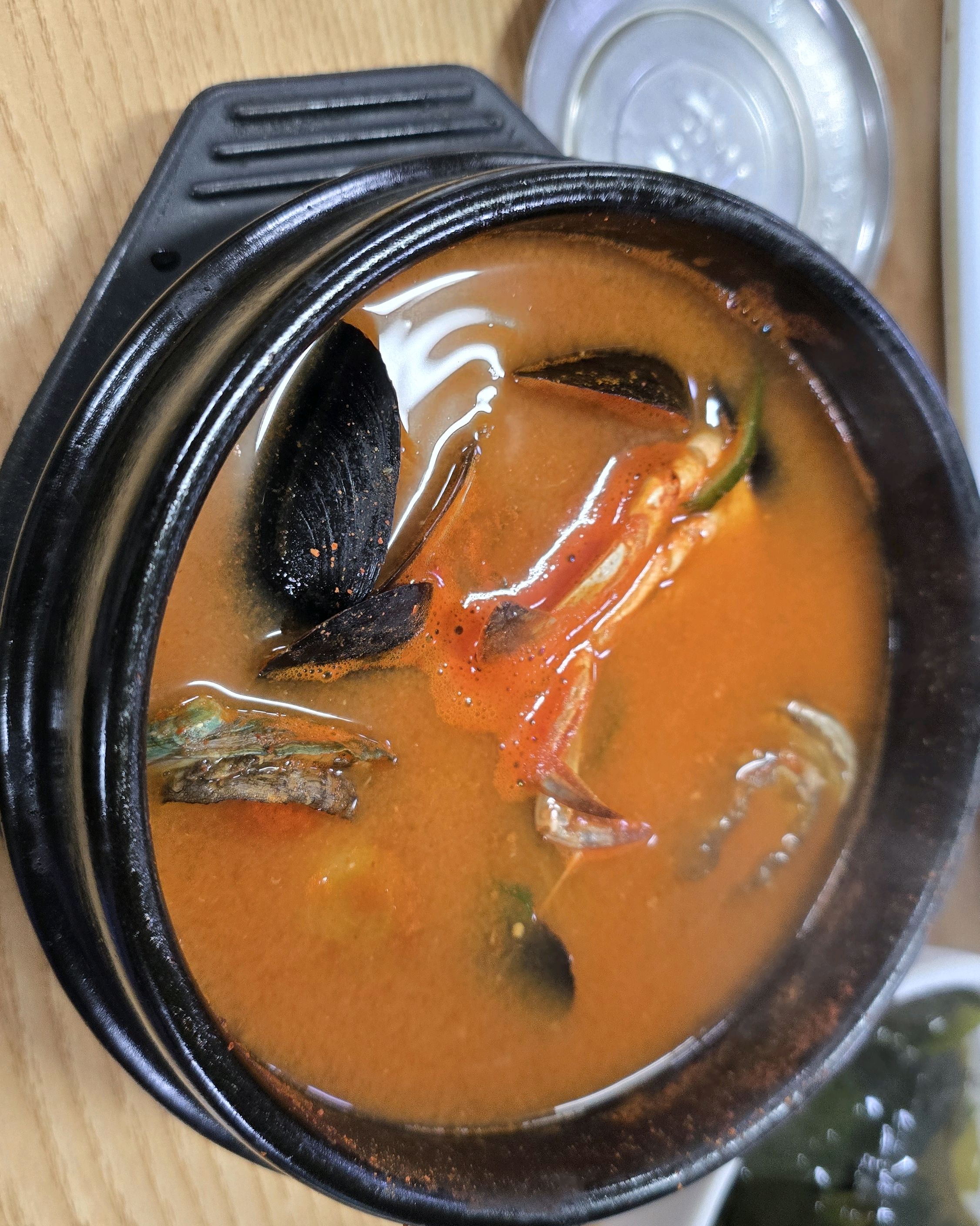 전복뚝배기먹고싶어서 리뷰보고왔는데 전복이 네마리 새우가 3마리나 들어있고 고등어,갈치도 너