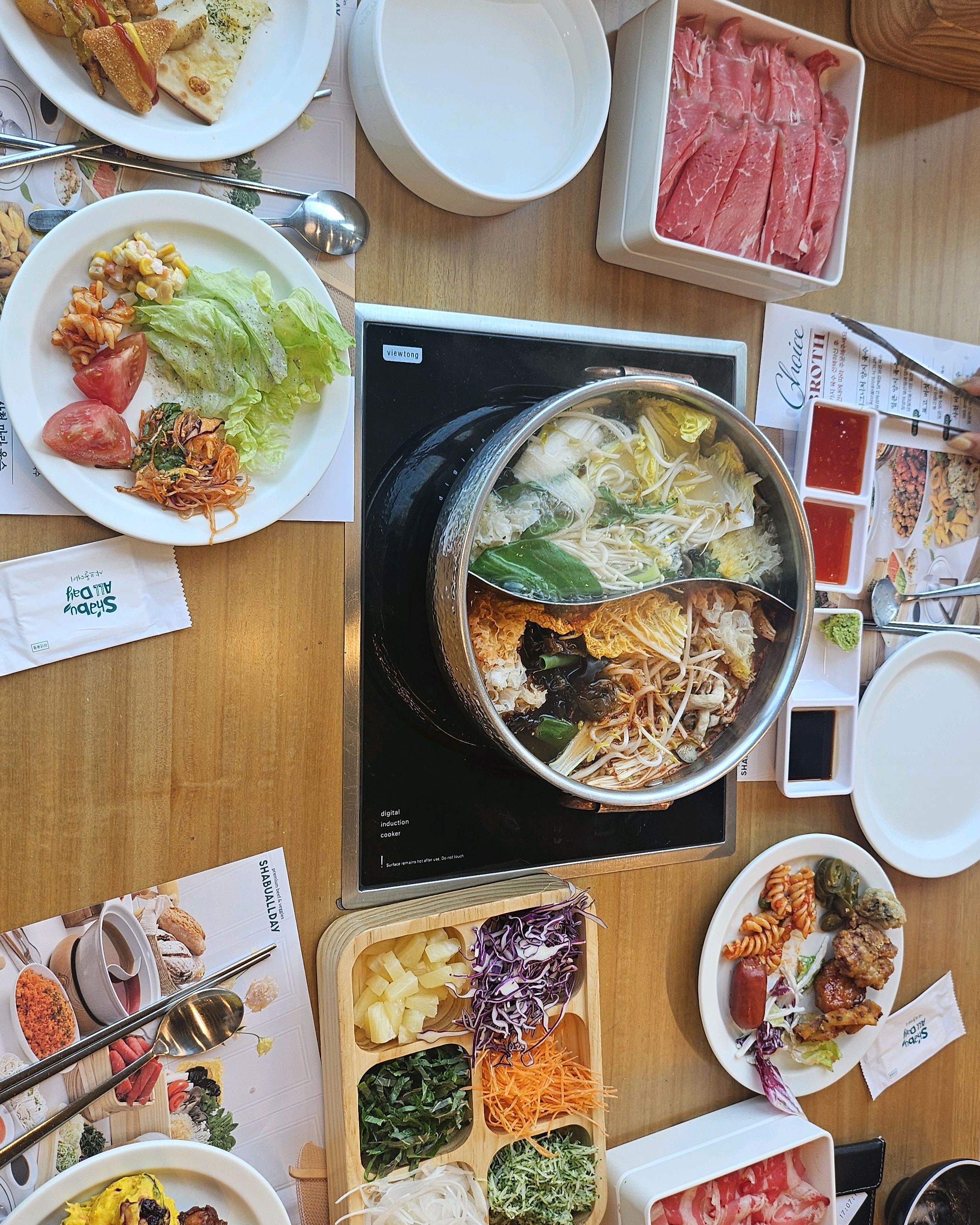 자리도 넓고 샤브 서브종류도 많고 너무 만족해요🧡배가 터지게 먹어도 눈치안보고 먹을수있어요