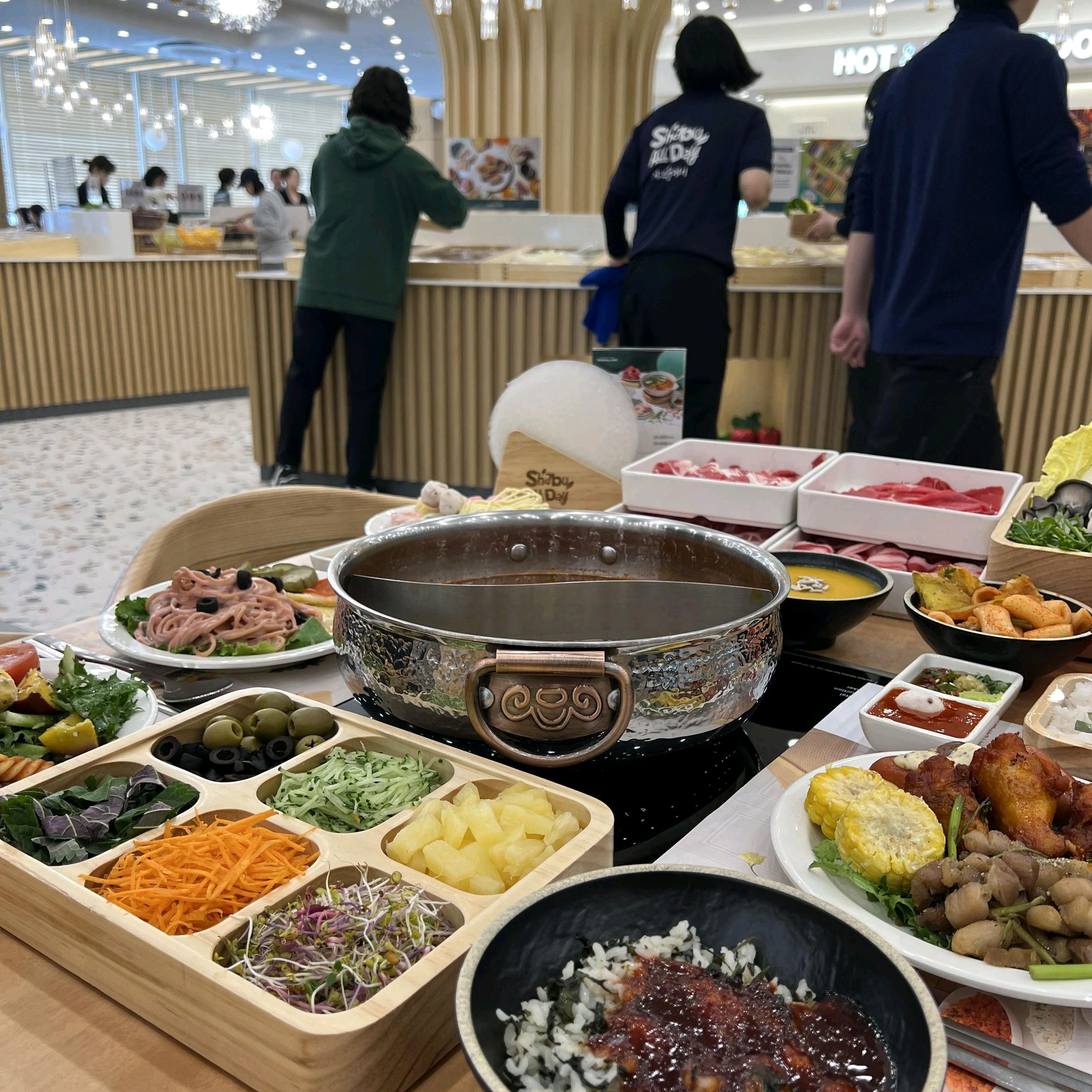 샐러드바 이용했는데 이렇게 다양한 야채가 있는 건 처음 보았어요. 디핑소스도 종류가 많아서