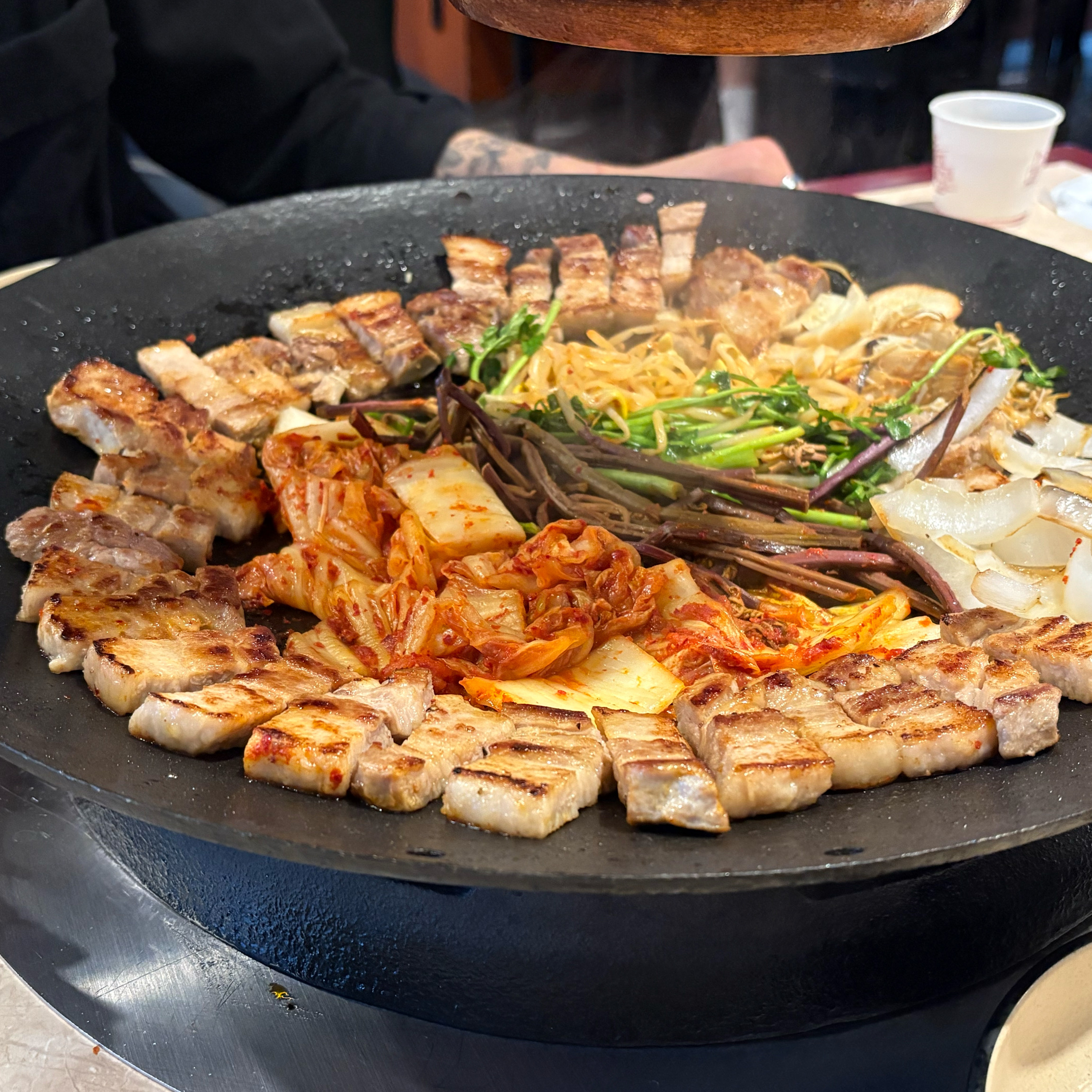 고기도 맛나고 다양한 야채랑 먹을 수 있어서 좋아욤~ 맛납니다~! - 안양 맛집 오복솥뚜껑 범계점